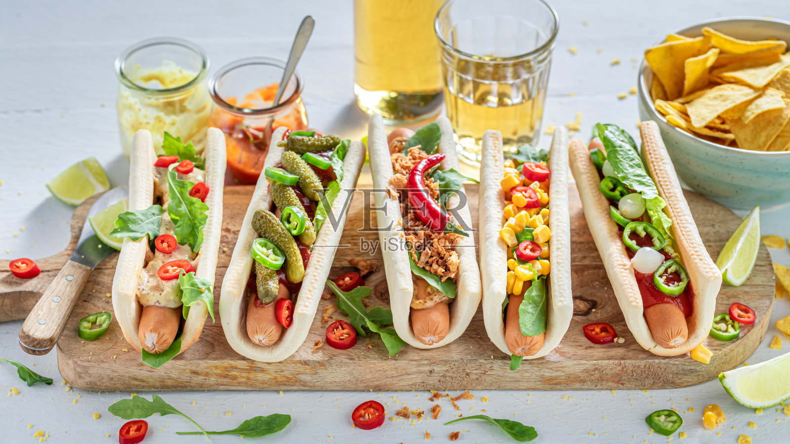 不健康的热狗加芥末和番茄酱照片摄影图片