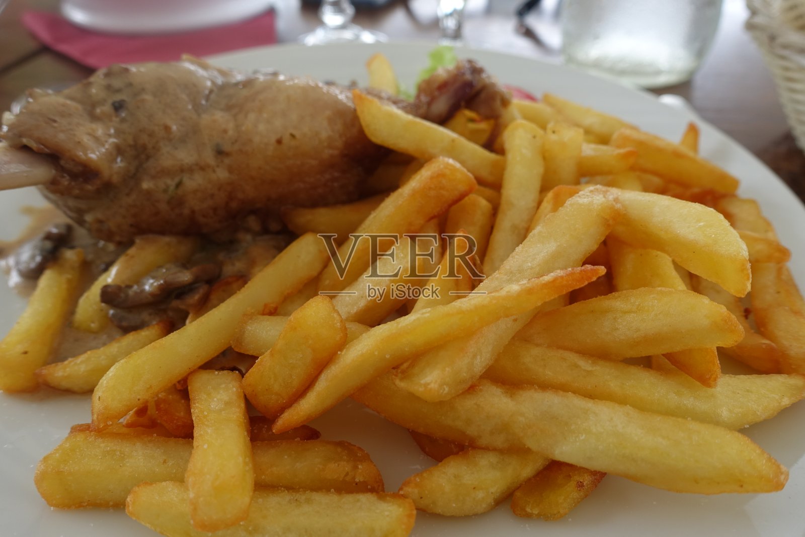 蘑菇鸭腿配炸薯条照片摄影图片