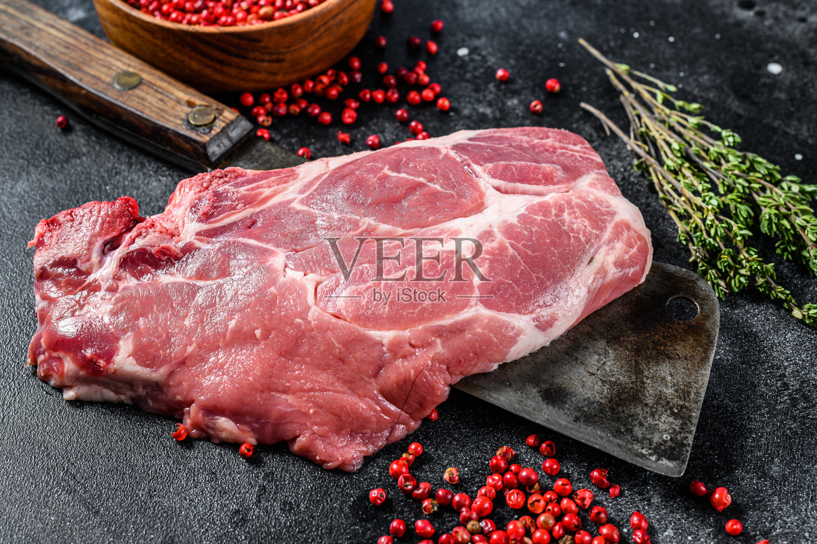 切肉刀上的生猪肉大理石牛排。黑色背景。俯视图照片摄影图片