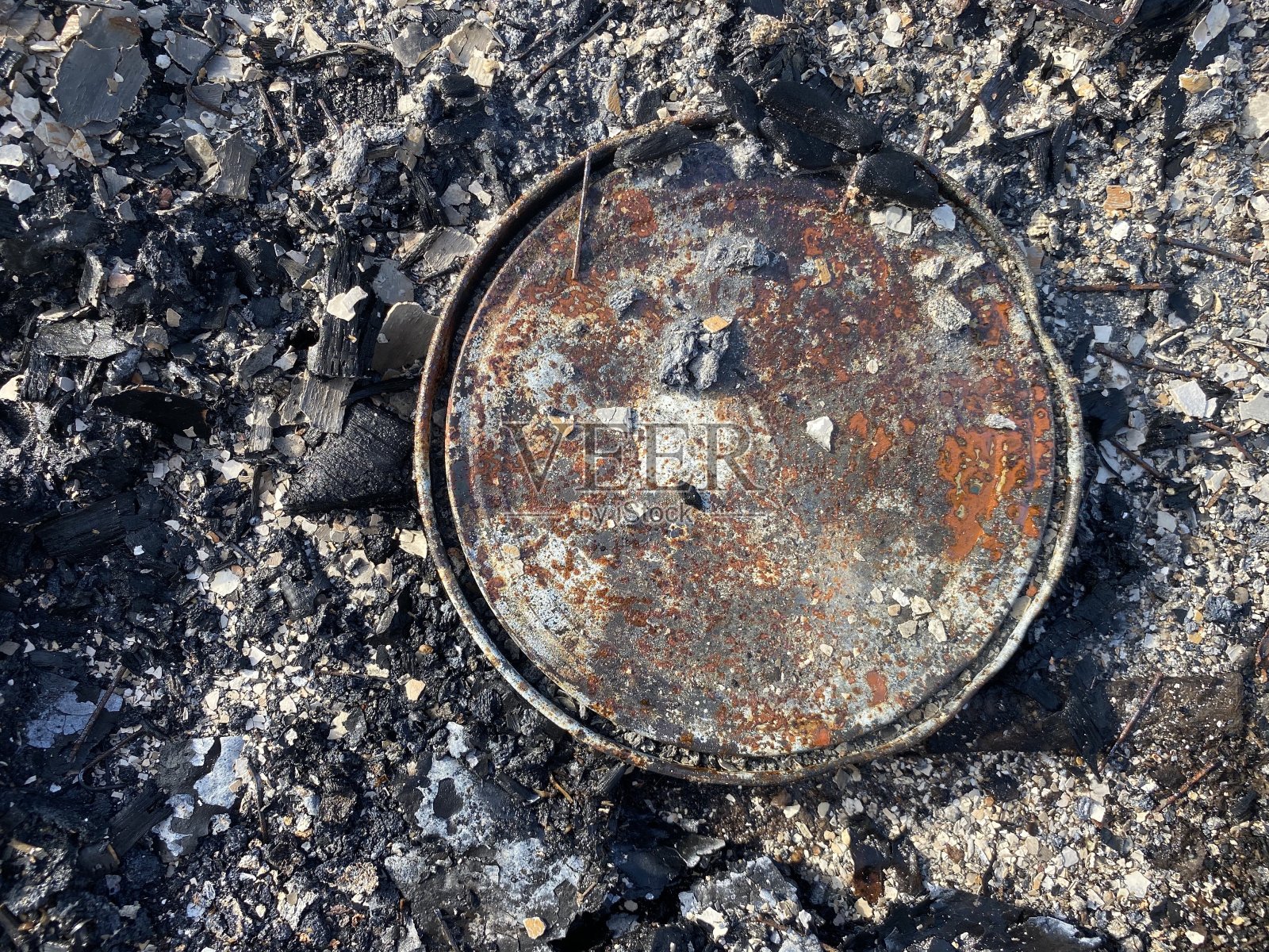 地上有灰烬和罐子照片摄影图片