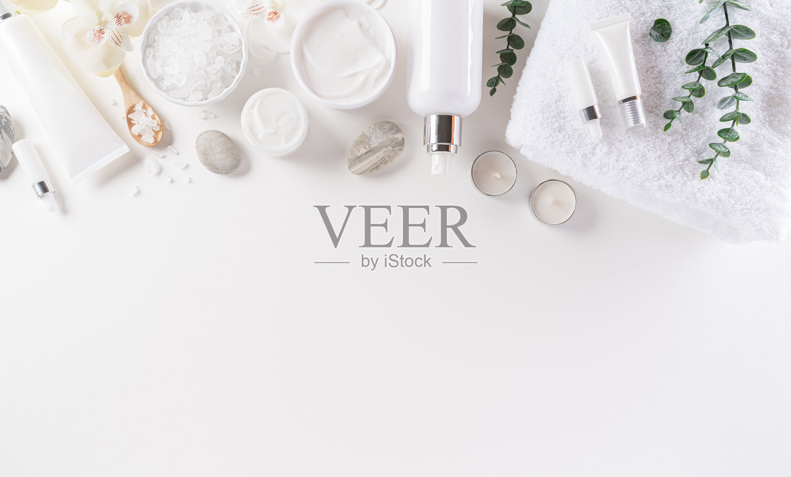 化妆品容器,带花的护肤霜。自然美景和水疗概念,白色桌子背景上的顶视图。照片摄影图片