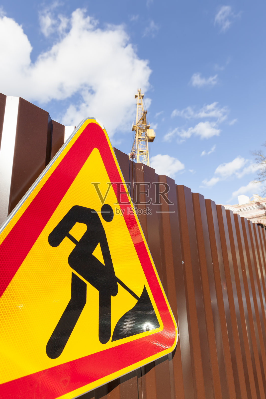 安装在金属栅栏上的修理路标照片摄影图片