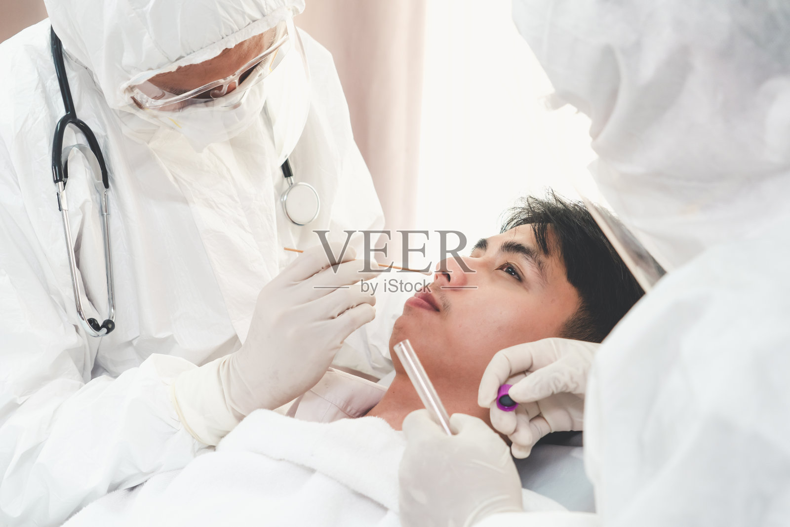 医生取鼻咽拭子标本检测新冠病毒或冠状病毒照片摄影图片