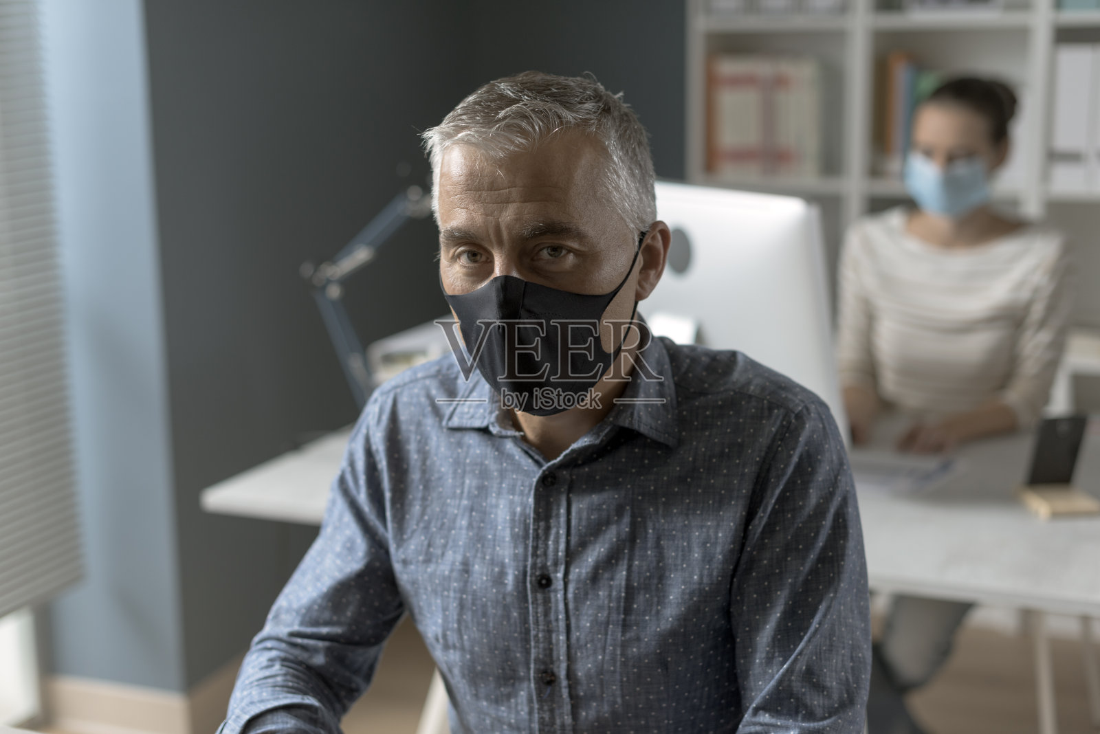 冠状病毒预防和办公室社交距离照片摄影图片