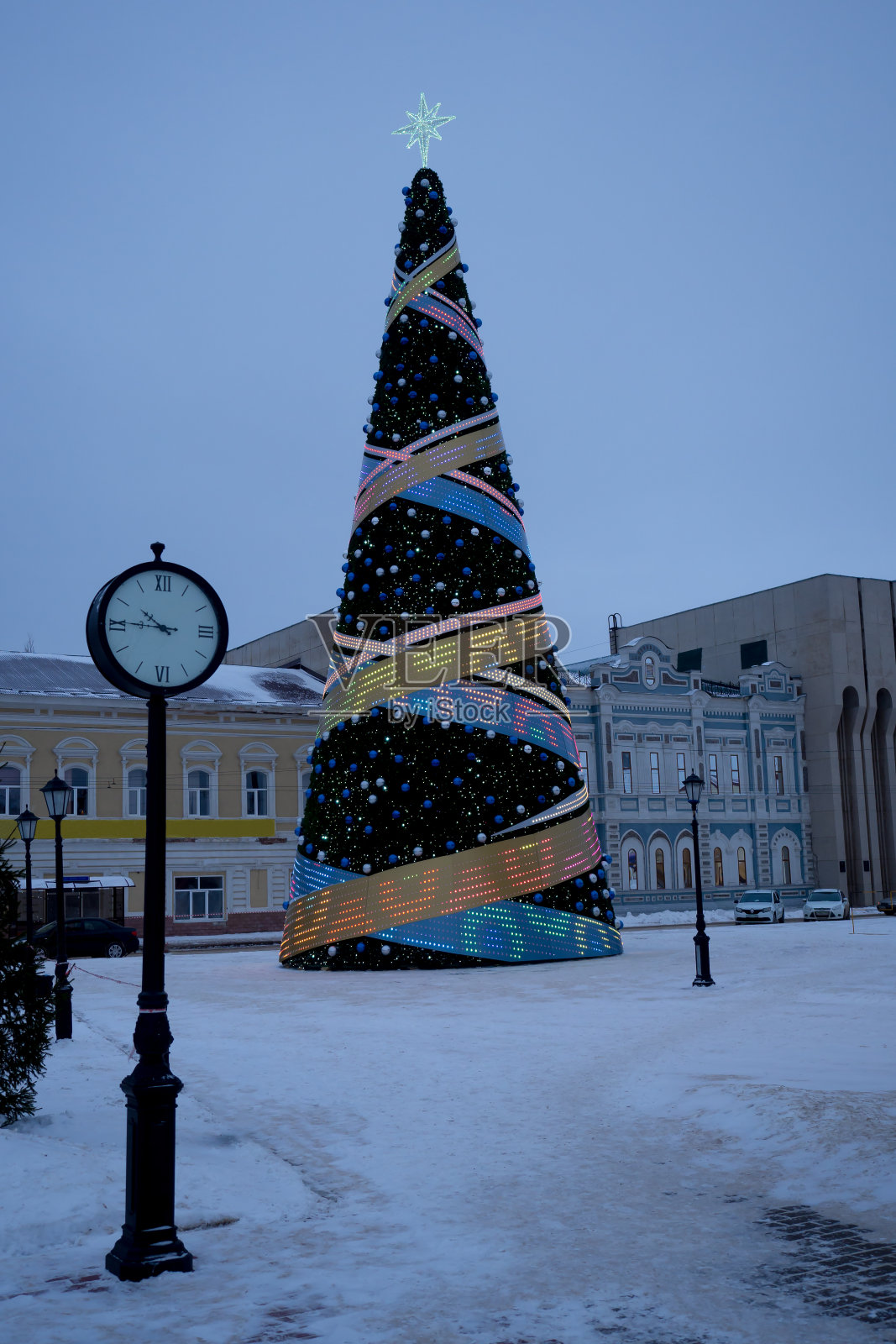 圣诞树在晚上的城市广场上。假期的前夕。照片摄影图片