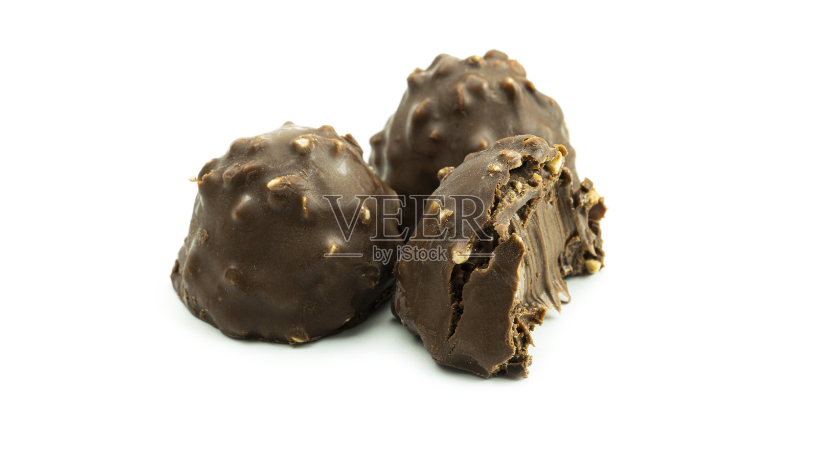 美味的,白色背景上的坚果巧克力糖果照片摄影图片