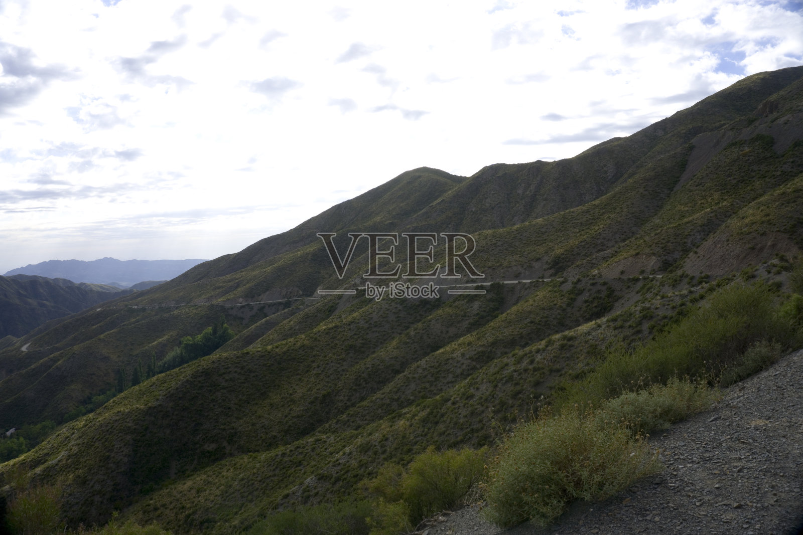 阿根廷门多萨heras省villavicencio自然保护区的山坡景观和多云的天空照片摄影图片