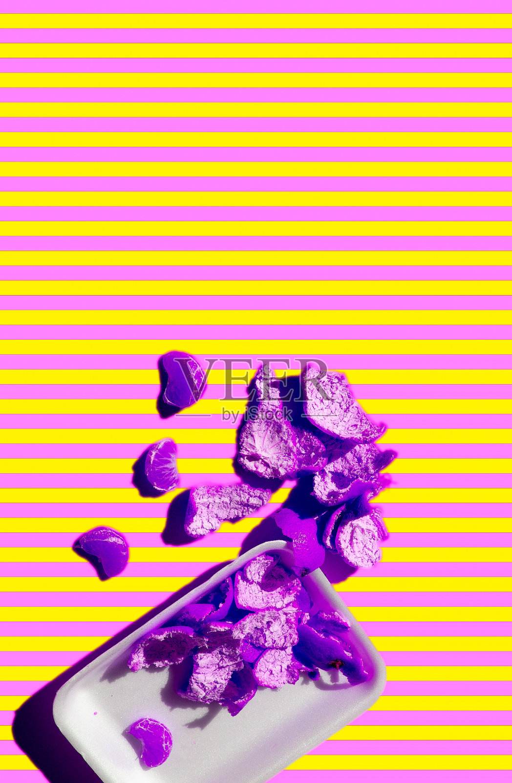 时尚美学基调板拼贴墙纸。创意橘子的几何背景照片摄影图片