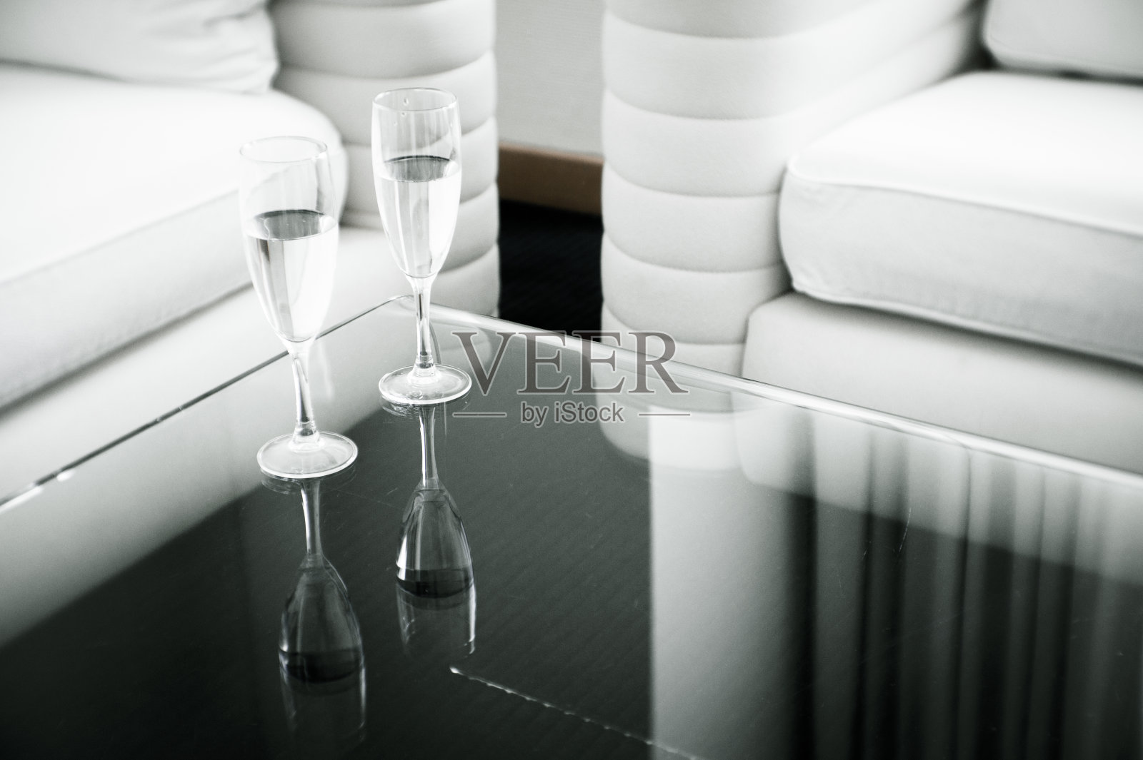 玻璃桌上放着两杯水。没有人照片摄影图片