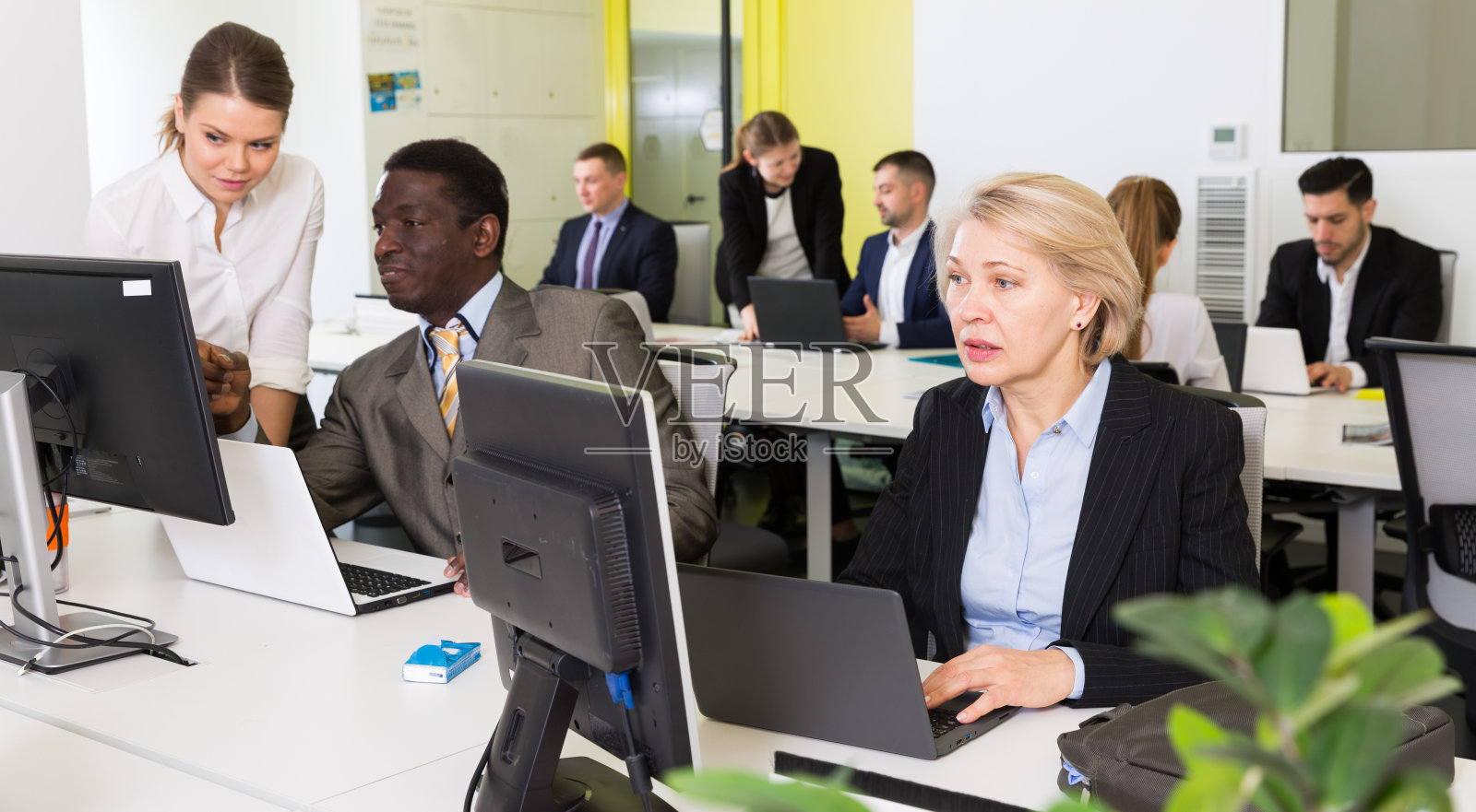 商务人士在开放式办公室工作照片摄影图片