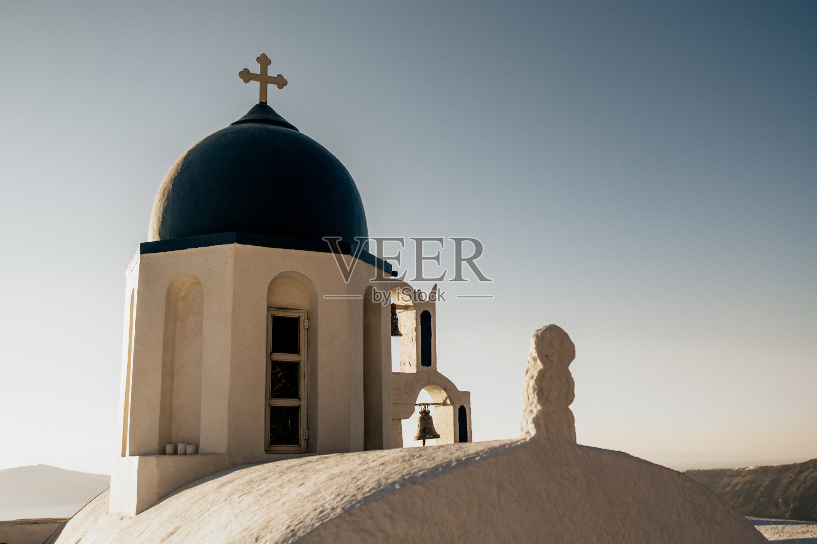 希腊圣托里尼岛菲拉村的蓝色圆顶教堂照片摄影图片