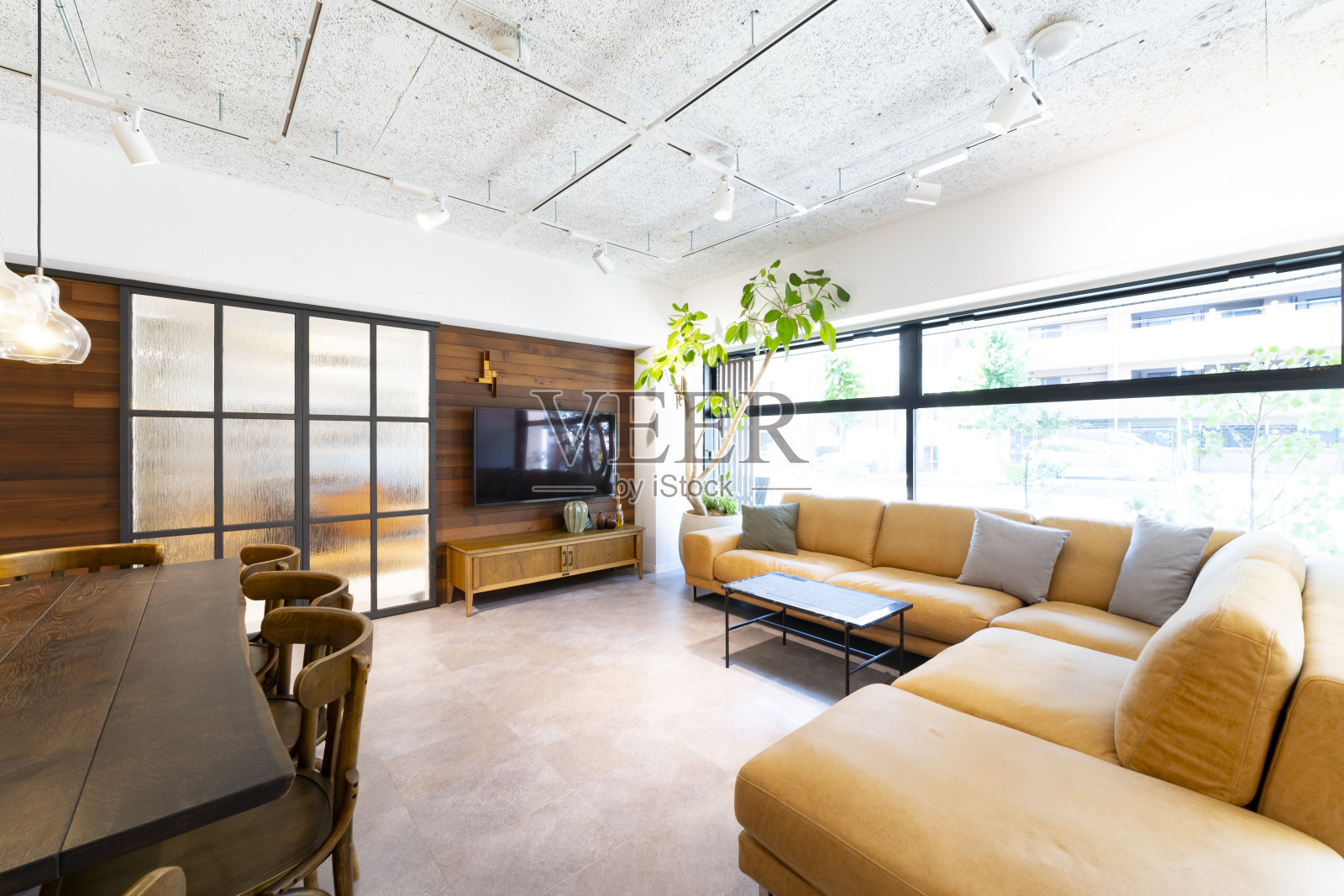 宽敞的客厅里有黄色的大沙发照片摄影图片