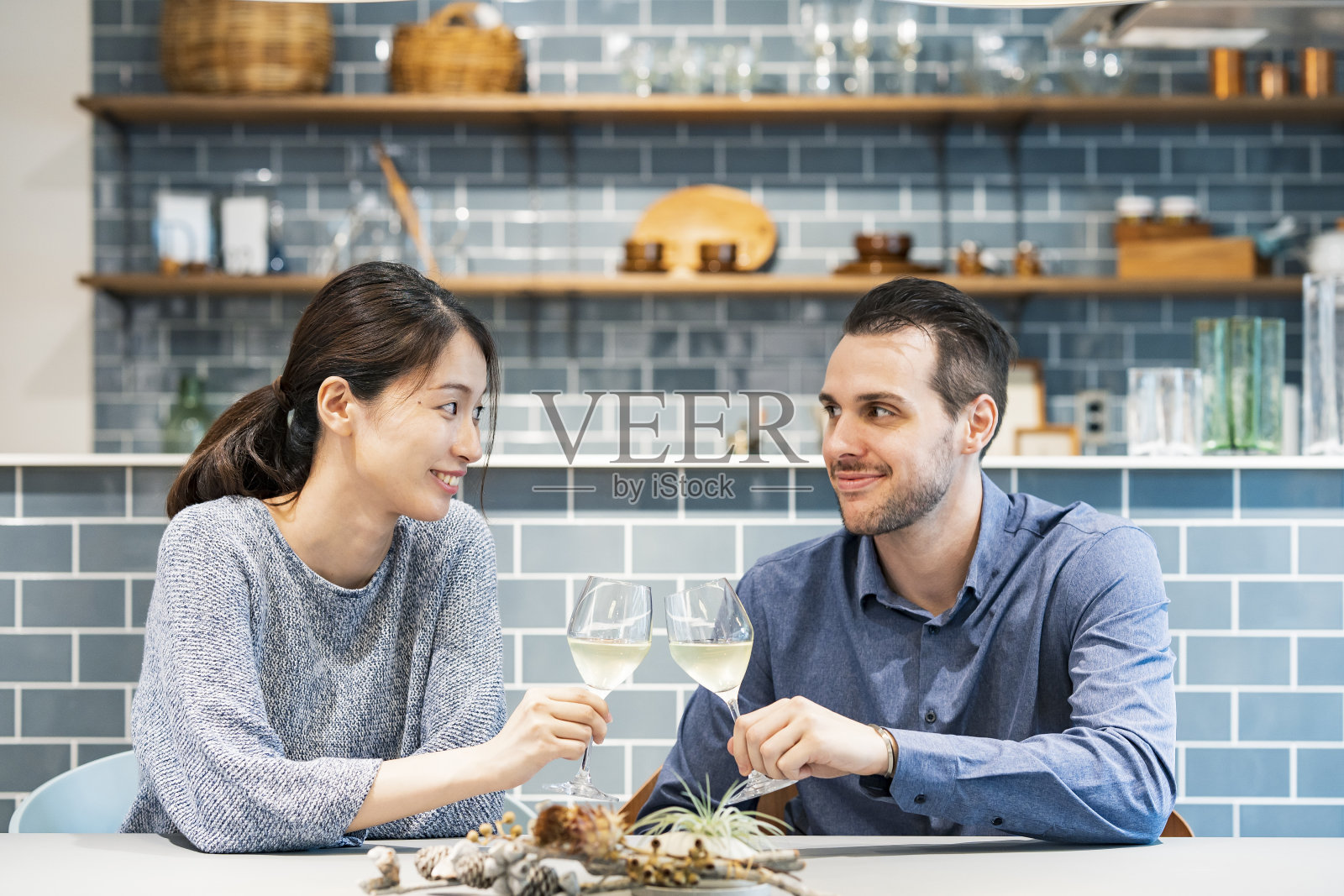 年轻的男女在敬酒照片摄影图片