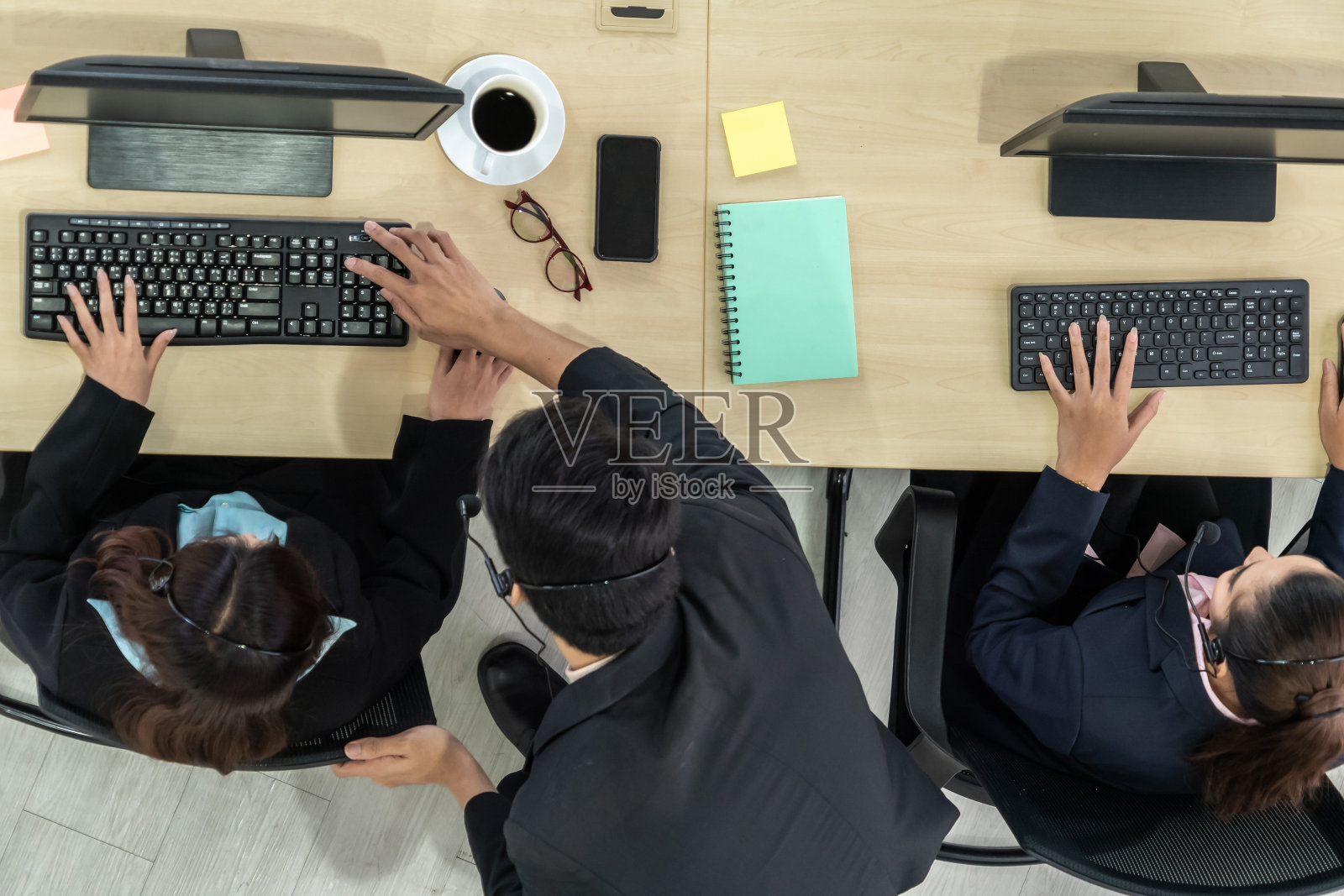 头戴耳机的商务人士俯视图拍摄照片摄影图片