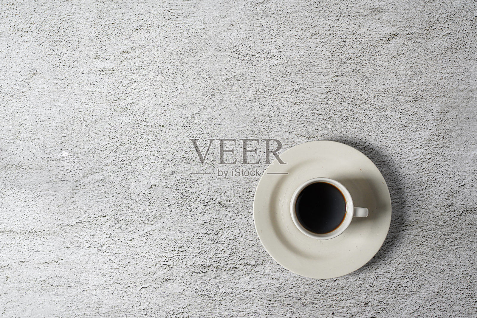 一杯美味的咖啡在一个白色的背景附近的烘豆俯视图。带有文本拷贝空间的俯视图。照片摄影图片