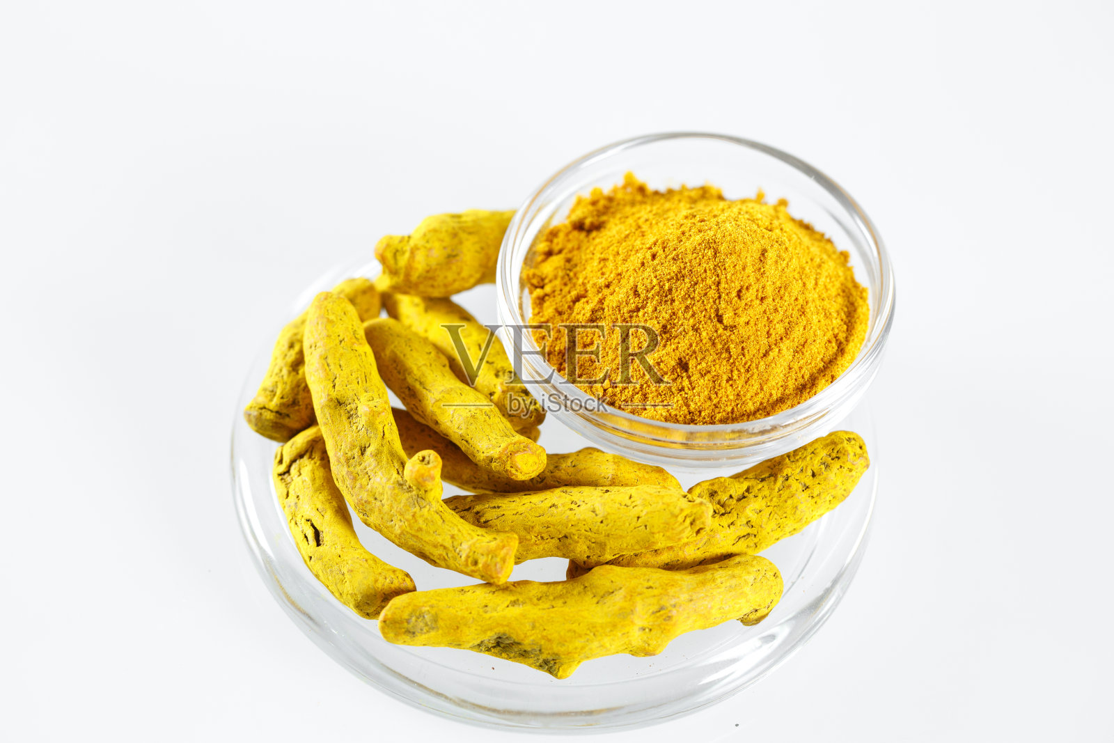 姜黄在盘子里孤立在白色背景上。照片摄影图片