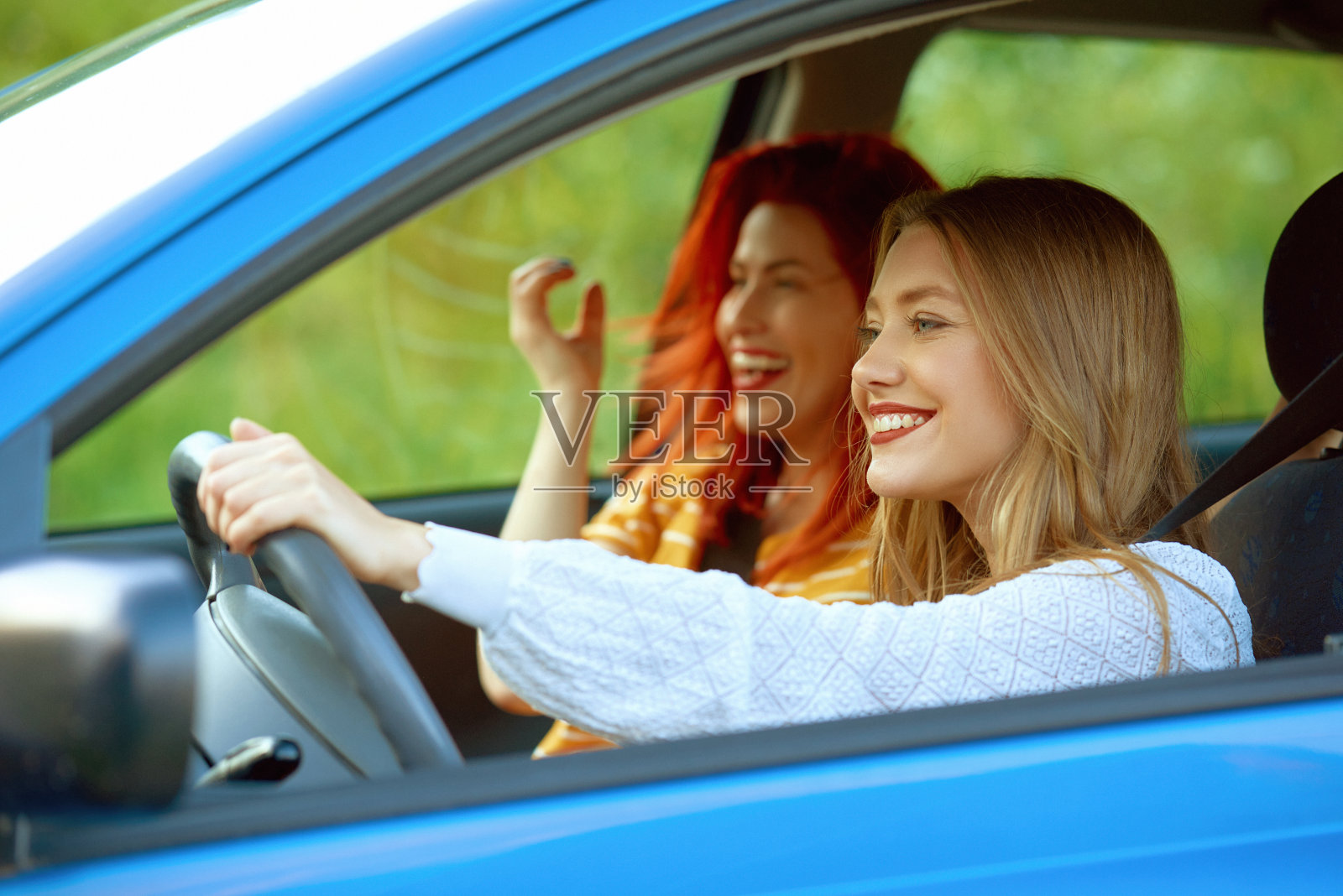 一起开车太酷了照片摄影图片
