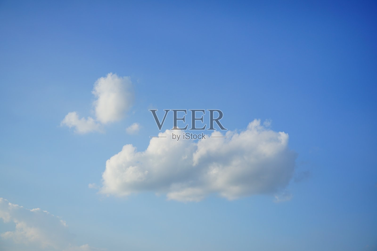 明亮的白云和蓝天的背景照片摄影图片