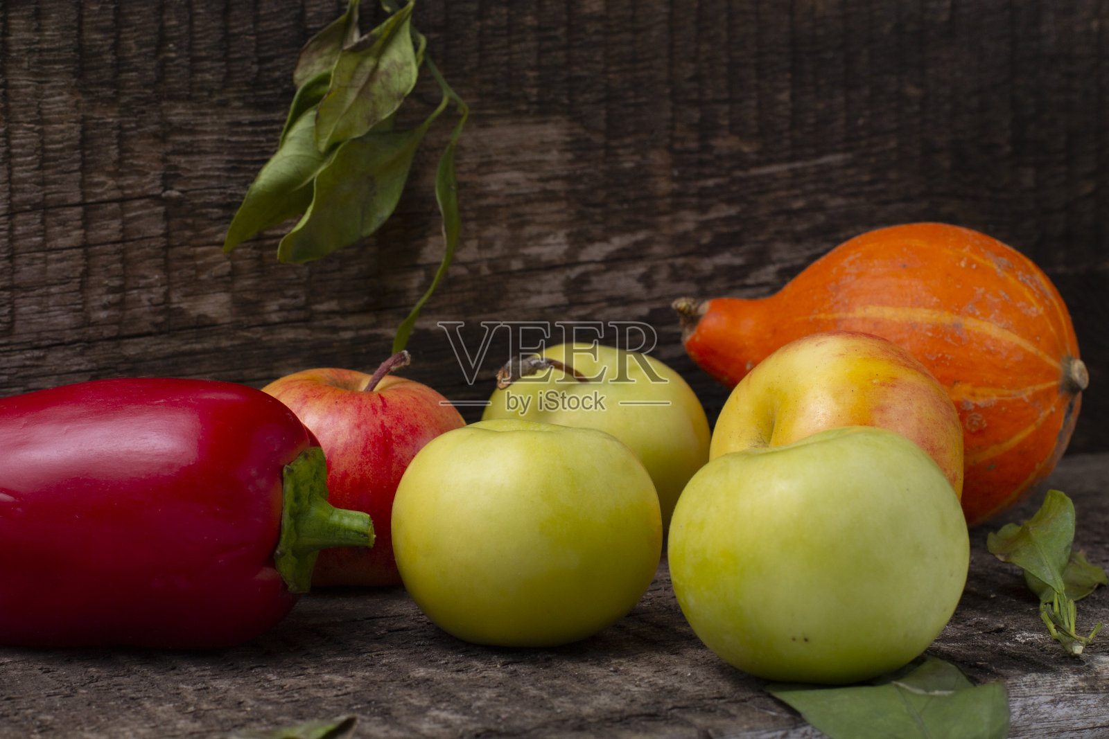 有机水果和蔬菜在一个木制的乡村背景,特写。感恩节和收获季节的概念。照片摄影图片