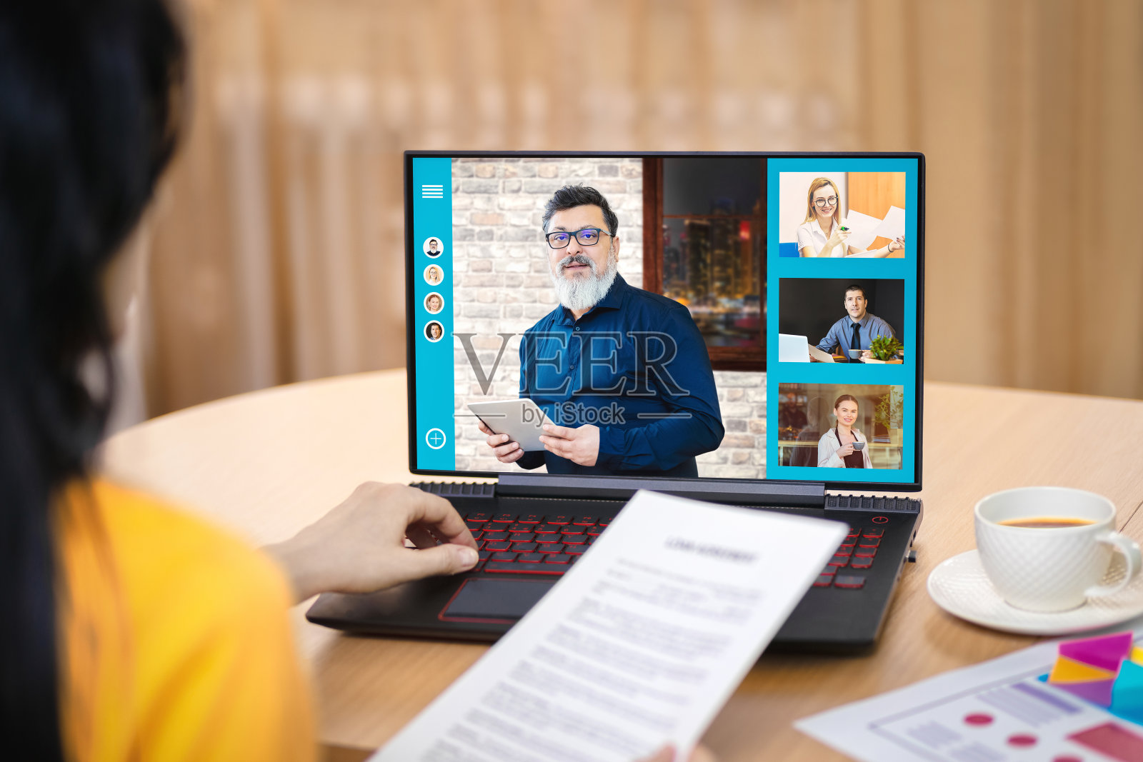 在家通过视频会议工作的商务女人照片摄影图片