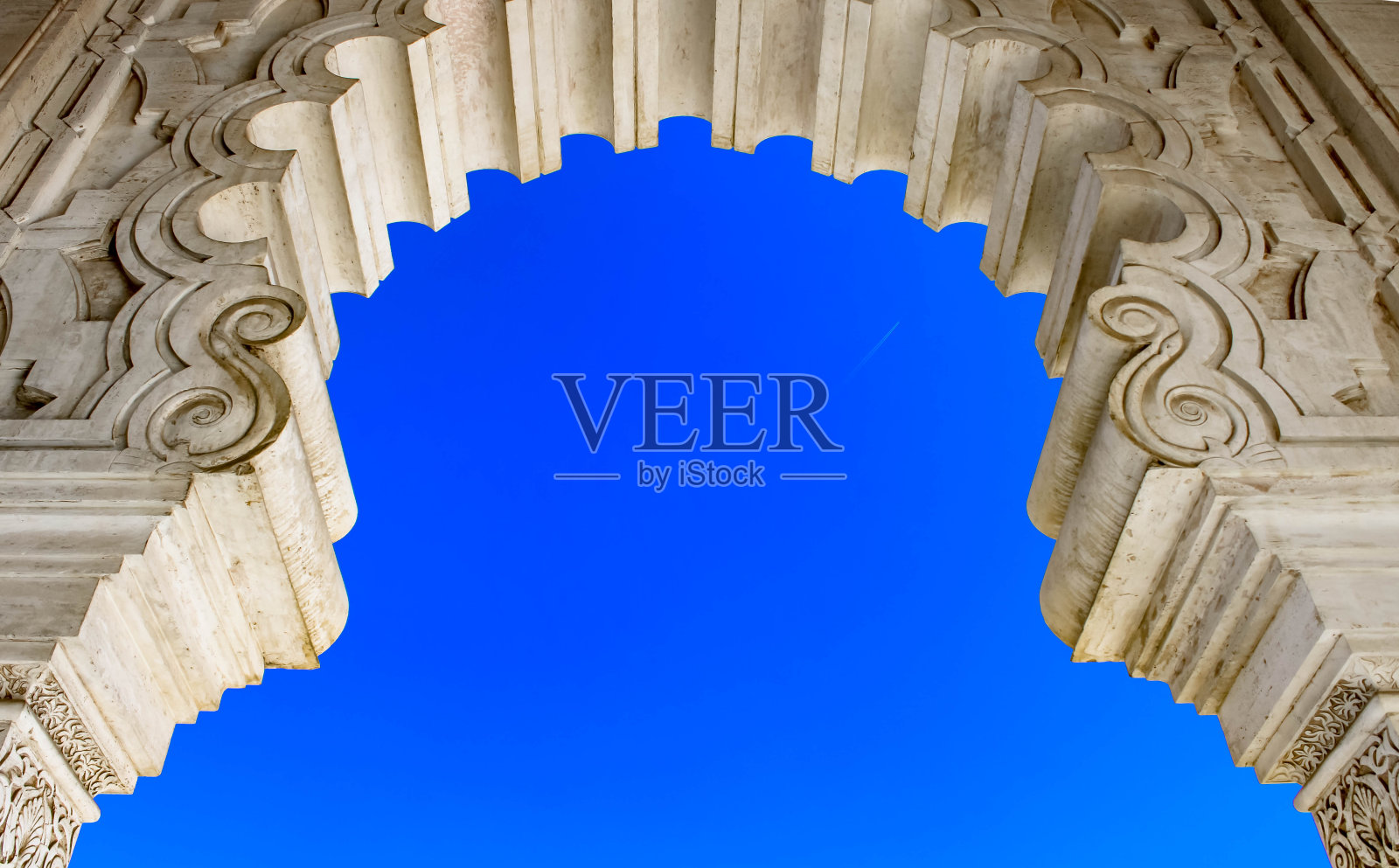 通过一个装饰拱门的天空视图照片摄影图片