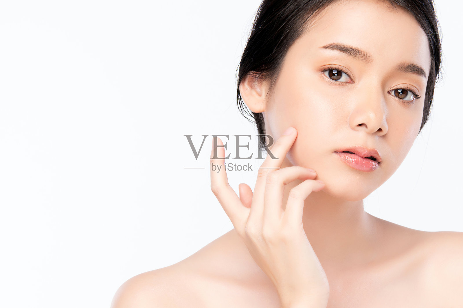 美丽年轻的亚洲女人与清洁新鲜的皮肤,在白色的背景,面部护理,面部治疗。美容、美容和水疗。亚洲女性肖像照片摄影图片