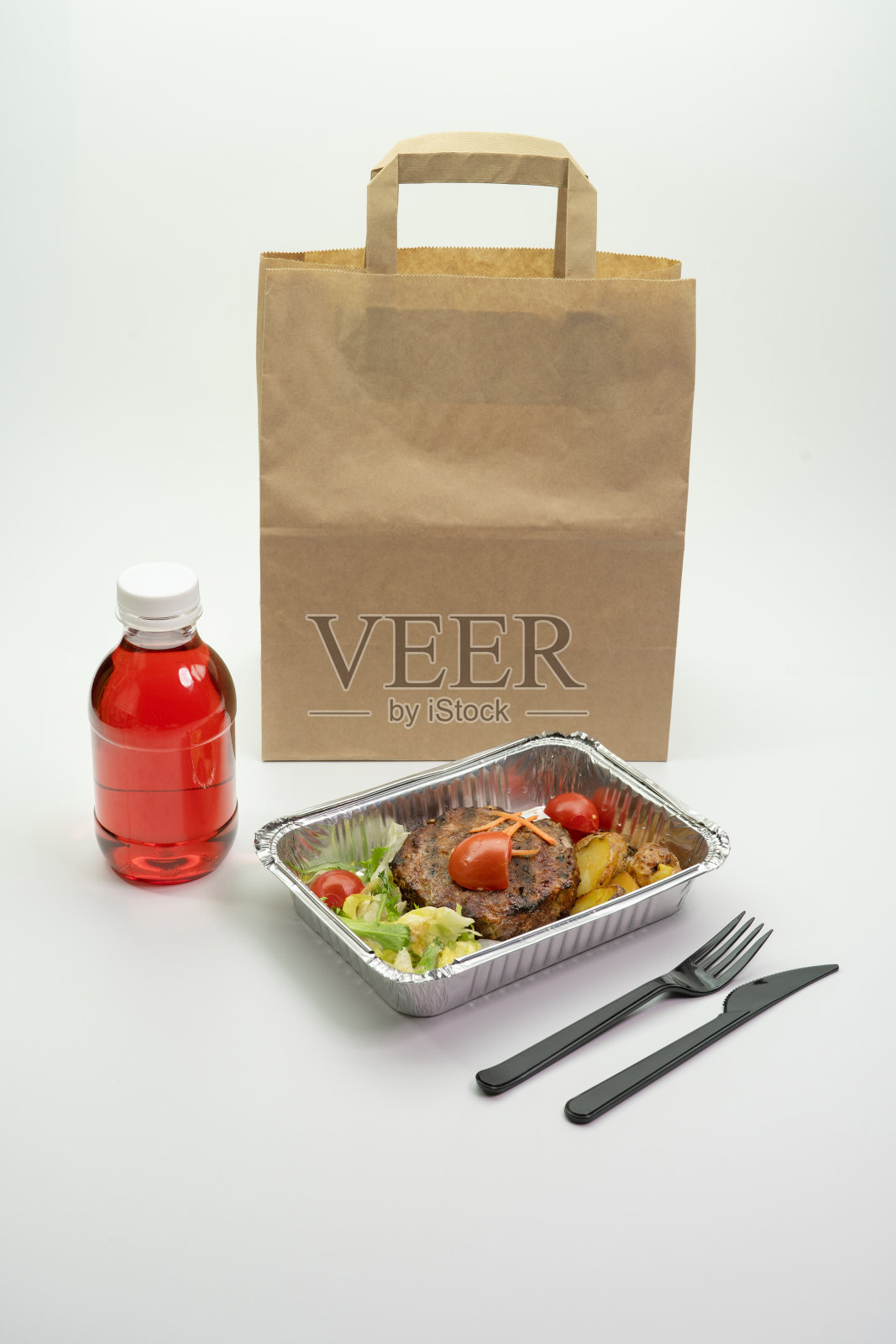 纸袋铝箔容器和mors在一个孤立的背景。隔离期间的非接触食品运送照片摄影图片