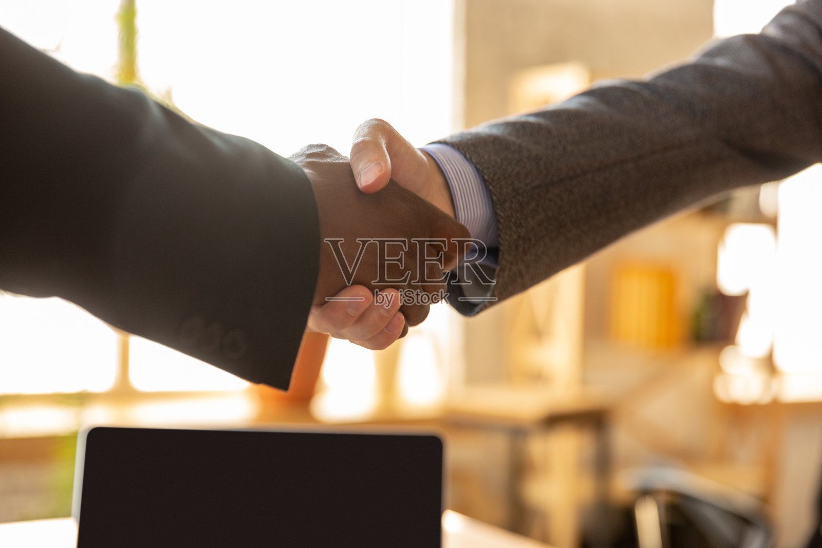 商人在会议室握手的特写照片摄影图片