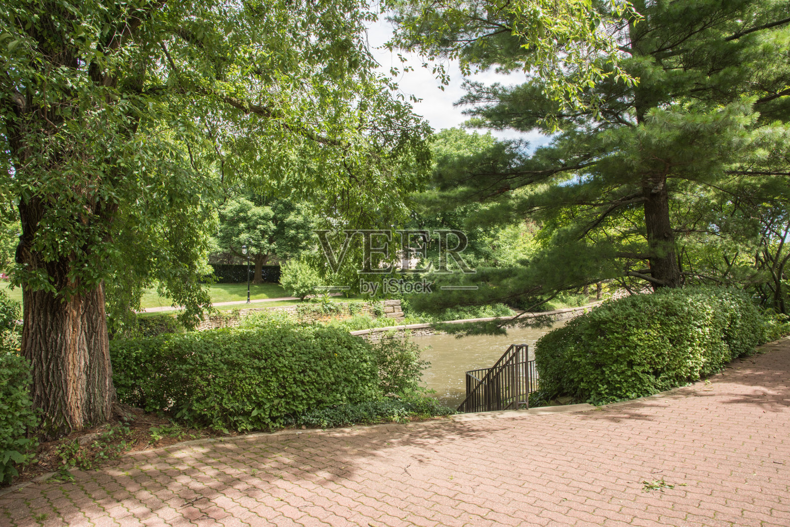通往杜佩吉河的滨河步道照片摄影图片