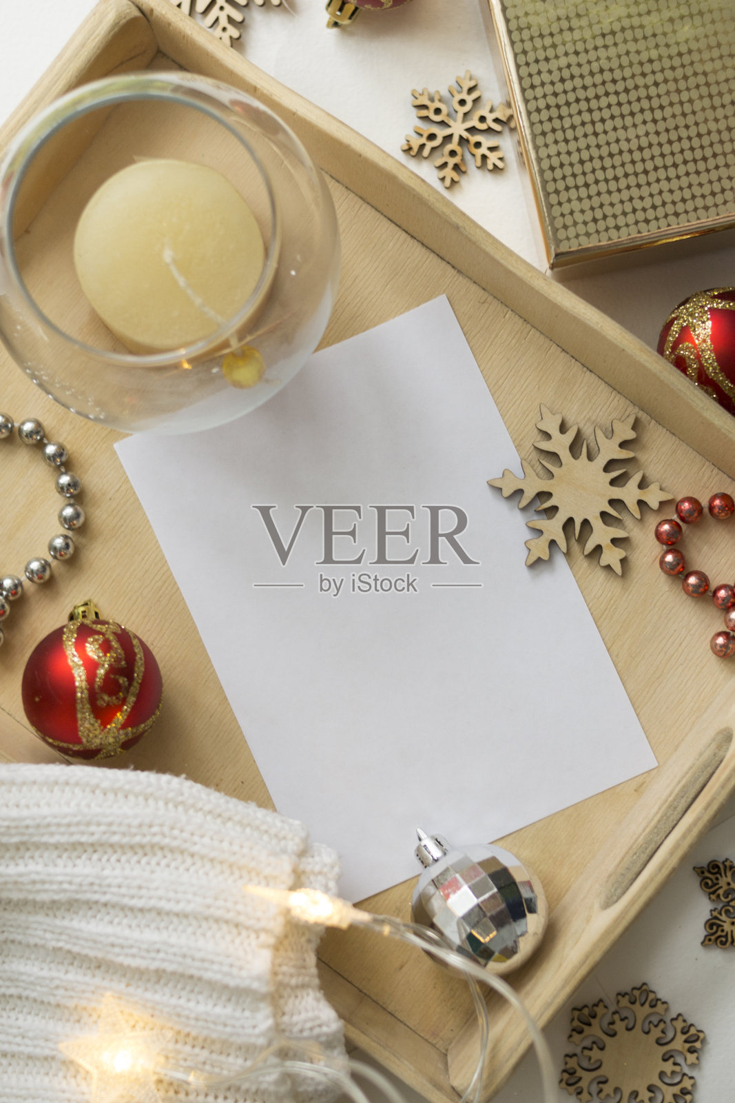 一个空白的白色圣诞卡的组成。节日节日装饰,投递平铺背景模板。照片摄影图片