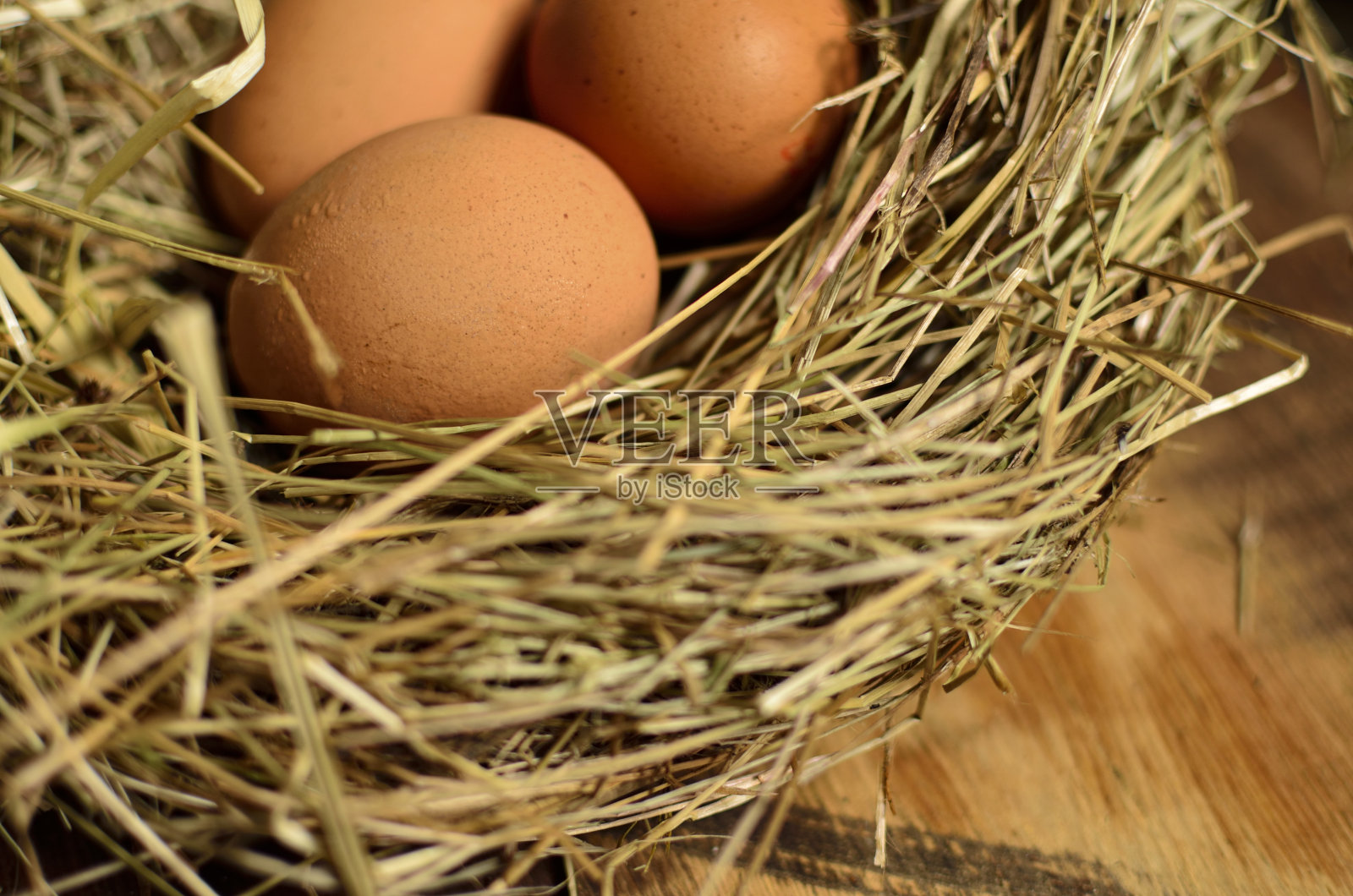 旧木板背景上的鸟窝里有鸡蛋照片摄影图片