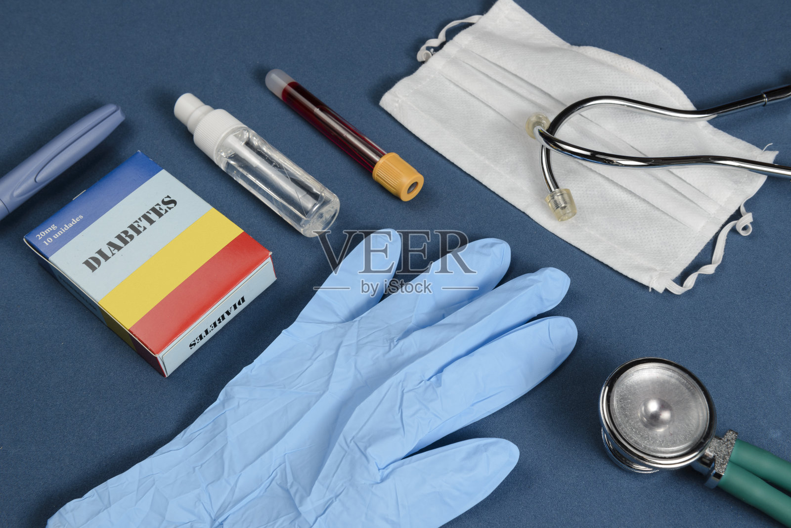 深蓝色背景的冠状病毒防护包照片摄影图片