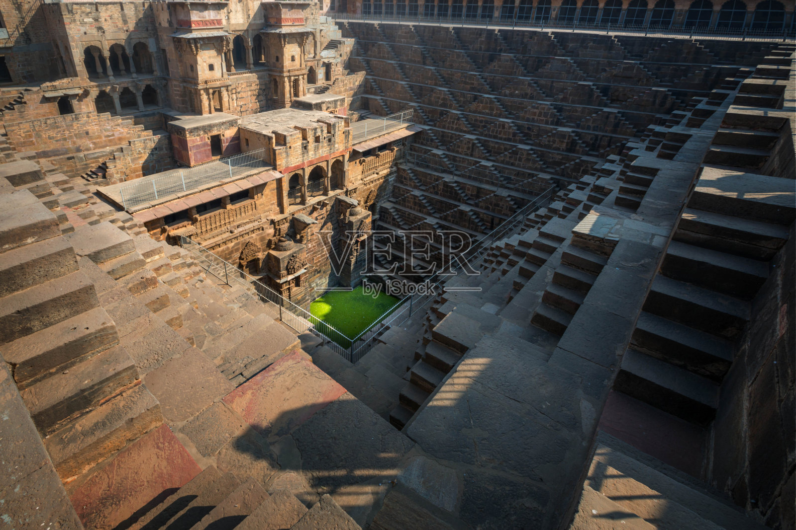 印度拉贾斯坦邦阿巴涅里著名最深的Chand Baori台阶井的石阶。梯级井,通过一组梯级下降到水平面到达水的井照片摄影图片