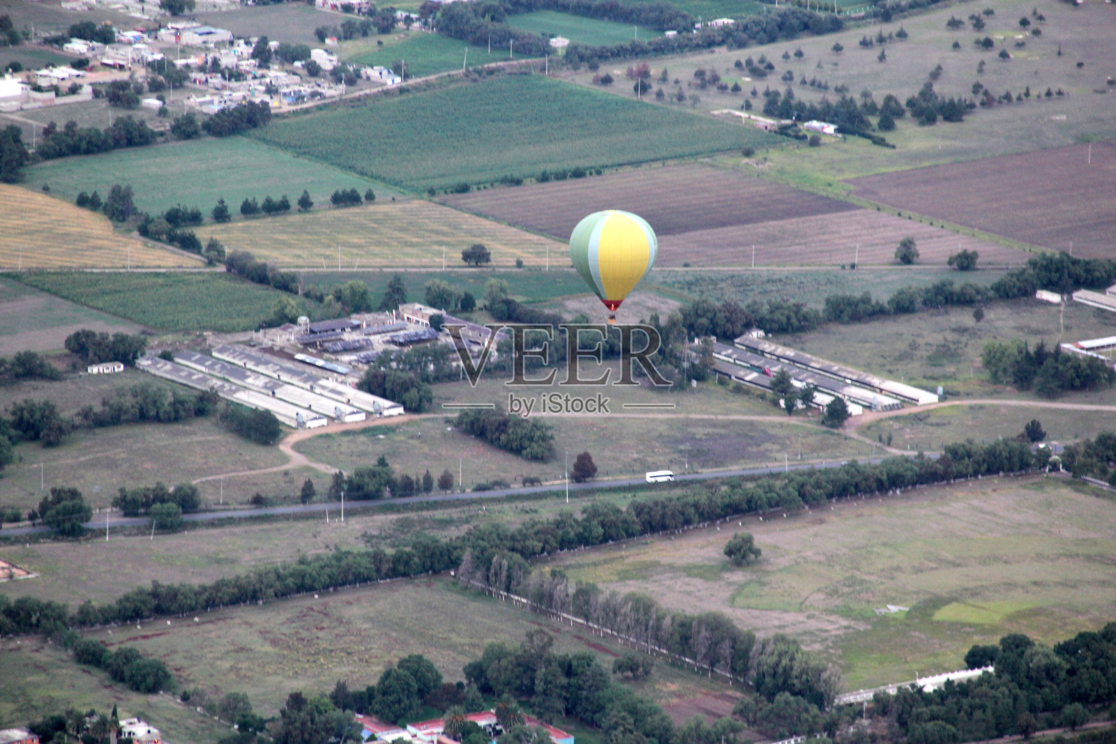 非城市景观,植被和热气球在墨西哥特奥蒂瓦坎飞行照片摄影图片