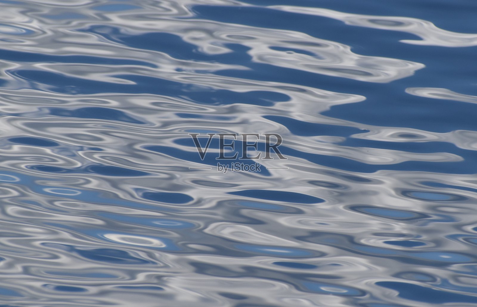 湖面上的涟漪。照片摄影图片