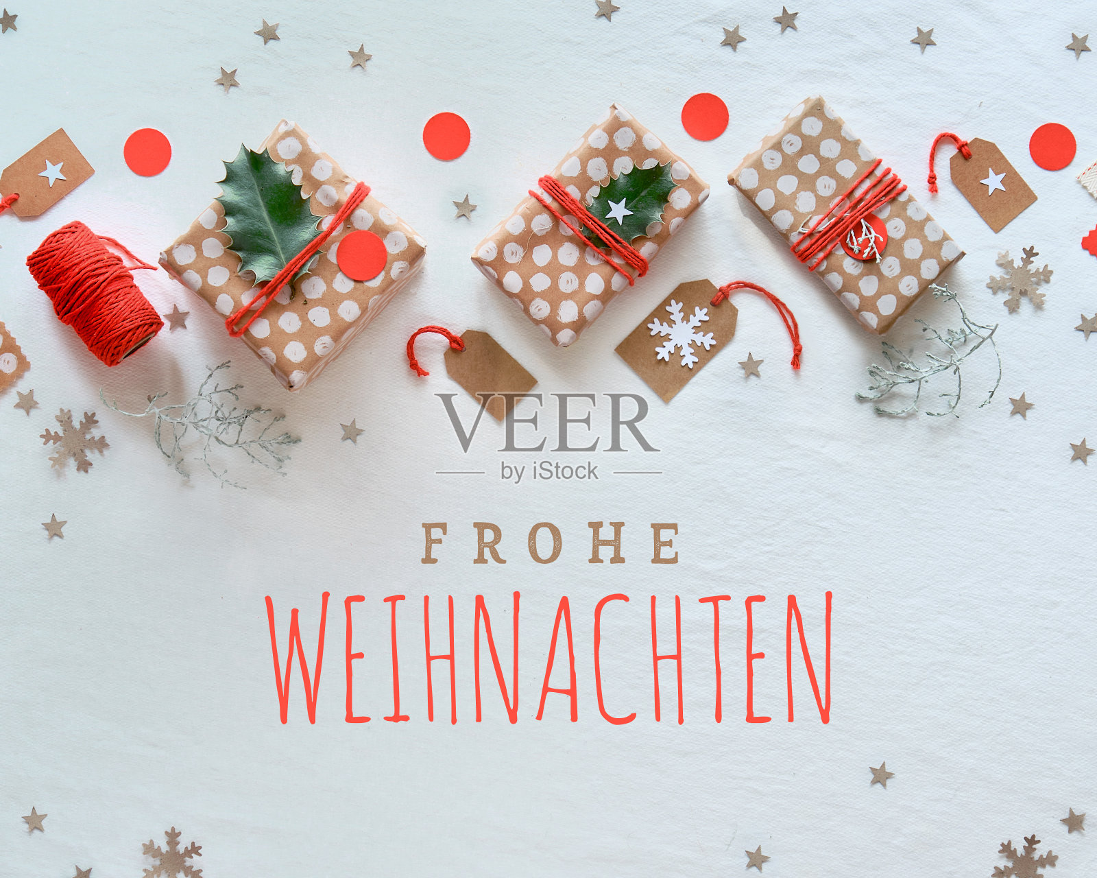 Frohe Weihnachten在德语中的意思是圣诞快乐。DIY圣诞礼物和手工装饰。环保的圣诞庆祝活动。工艺包装纸的礼品盒。照片摄影图片