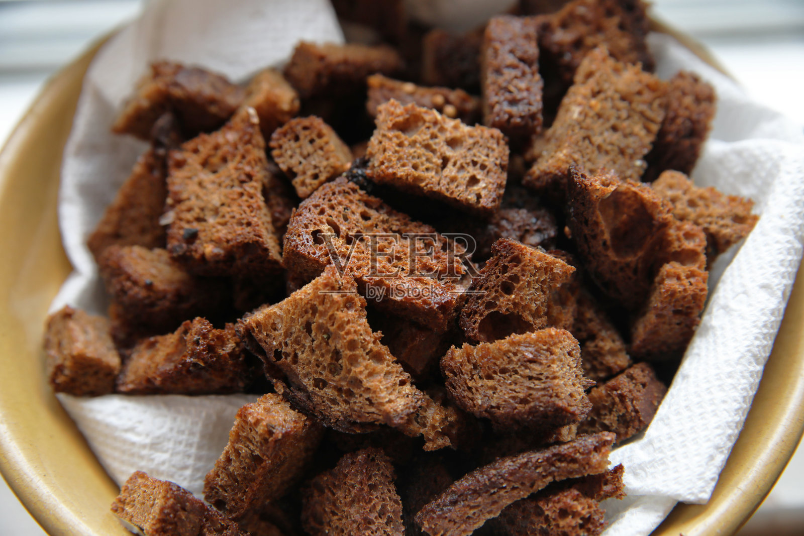 黑麦面包,面包丁在碗里。照片摄影图片