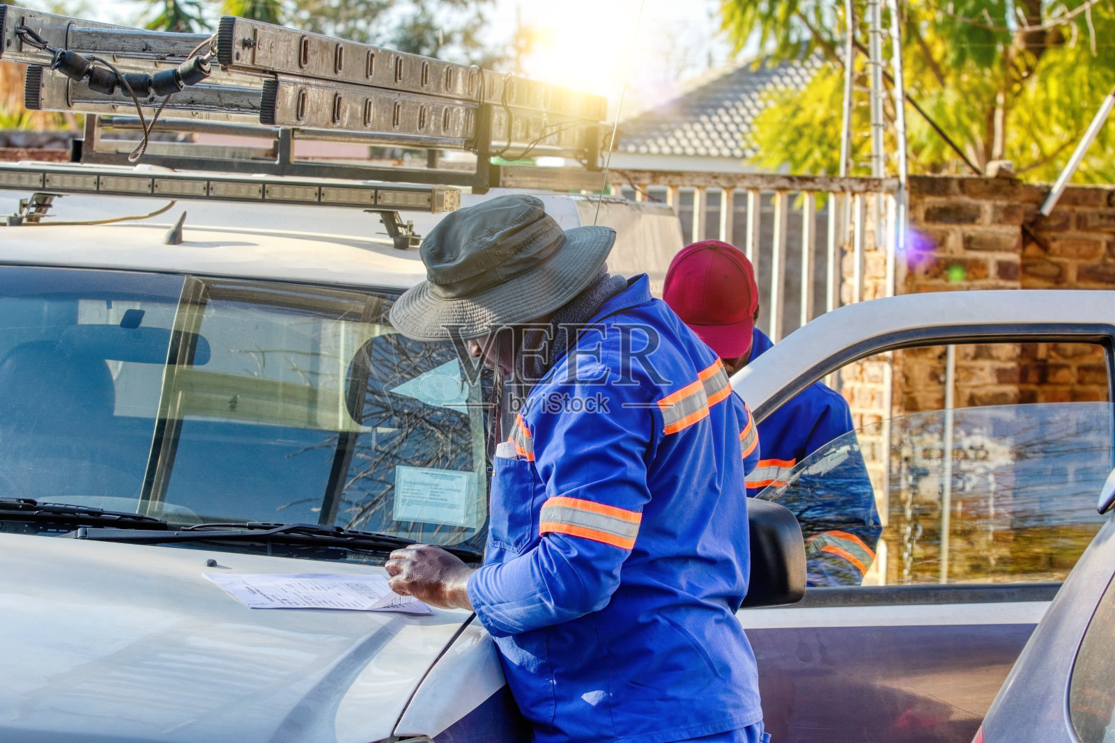 一名非裔美国电工正在完成工作记录照片摄影图片