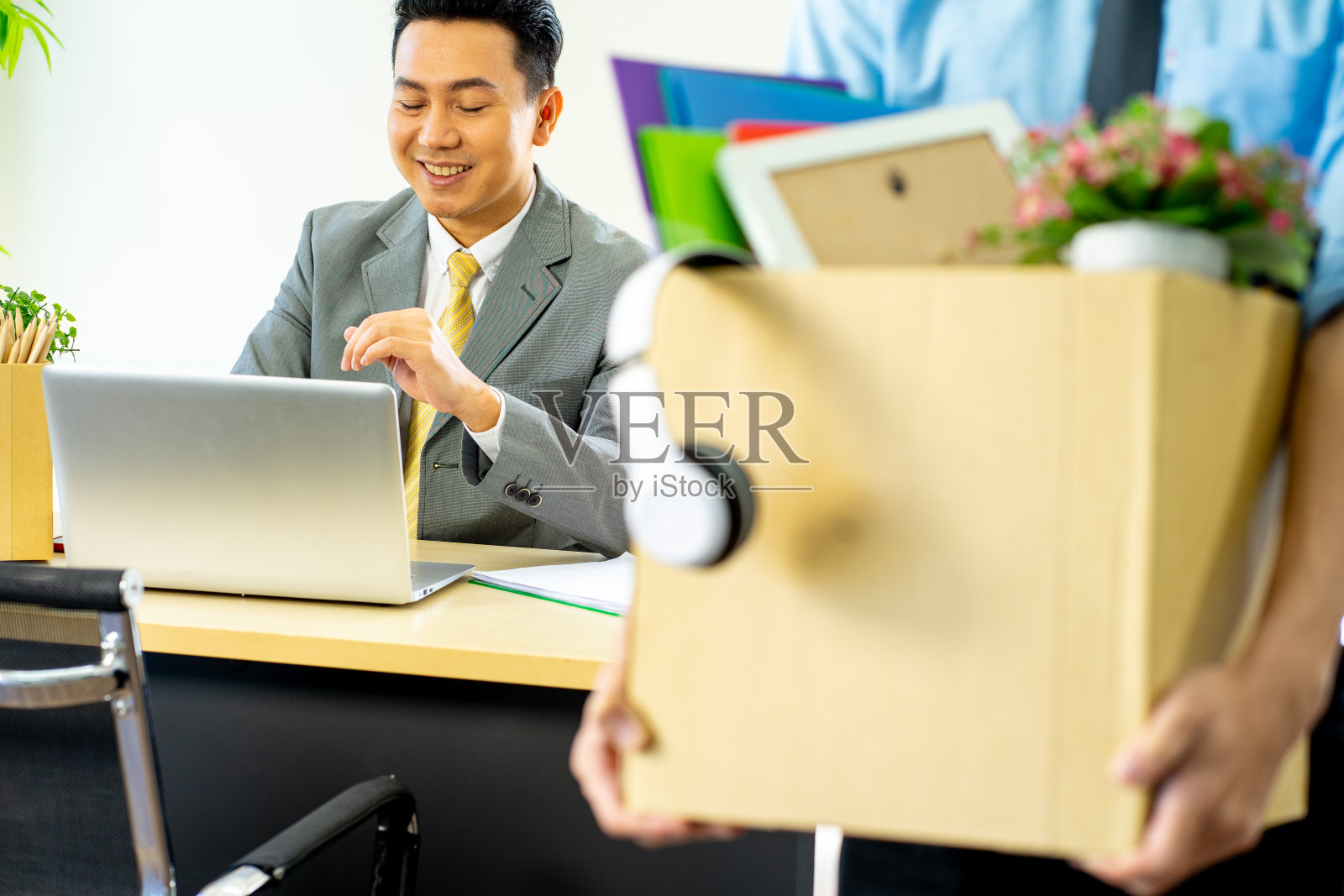 被解雇的亚洲年轻员工和纸箱照片摄影图片