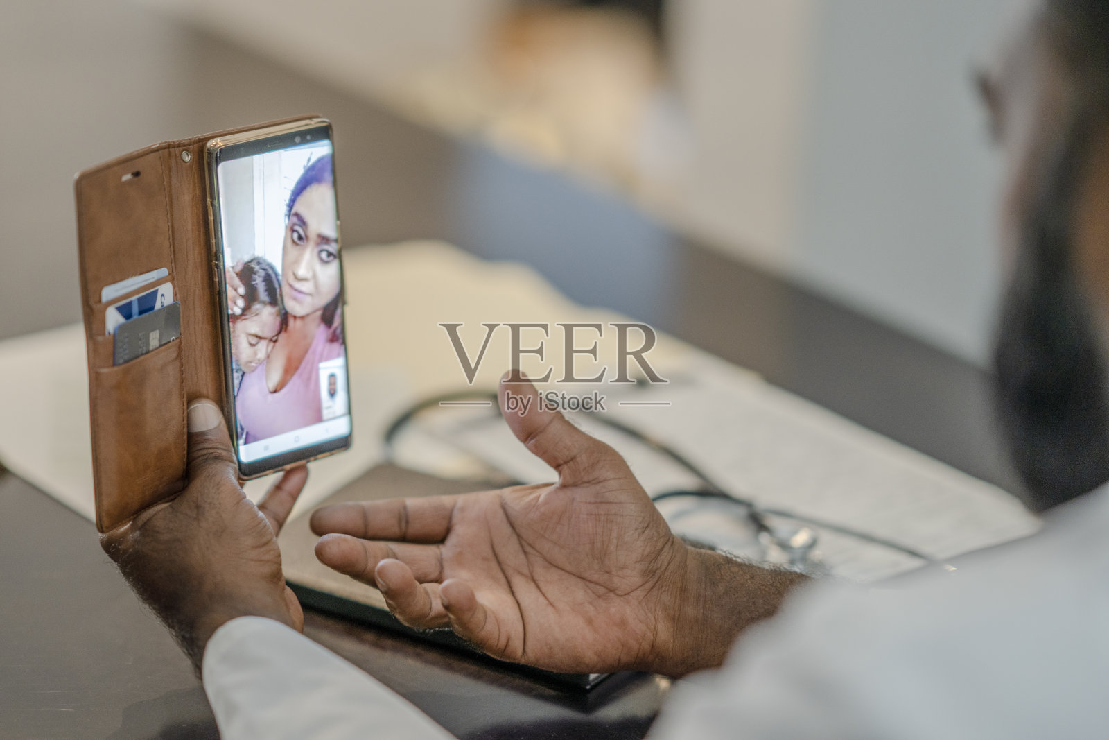 男医生与病人通过视频聊天照片摄影图片