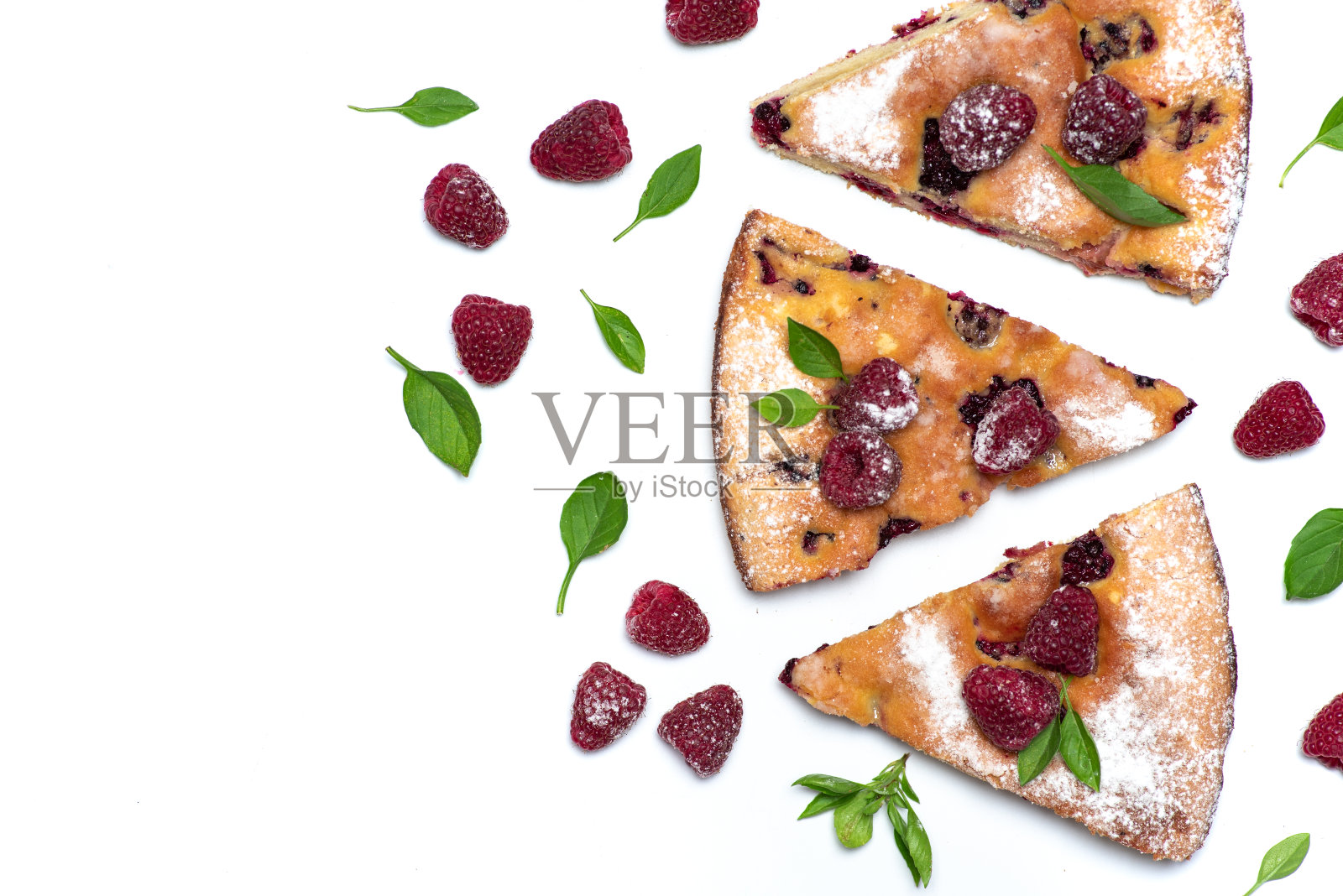 自制的甜覆盆子馅饼切片并装饰在白色的背景上照片摄影图片