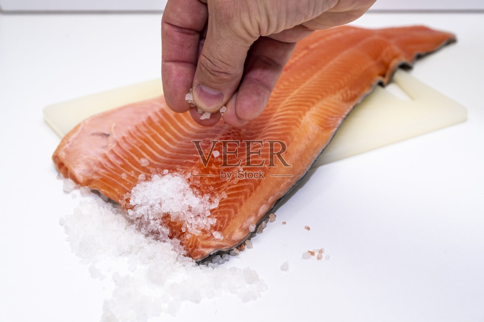 雄性咸鱼片。粗海盐和喜马拉雅盐。照片摄影图片