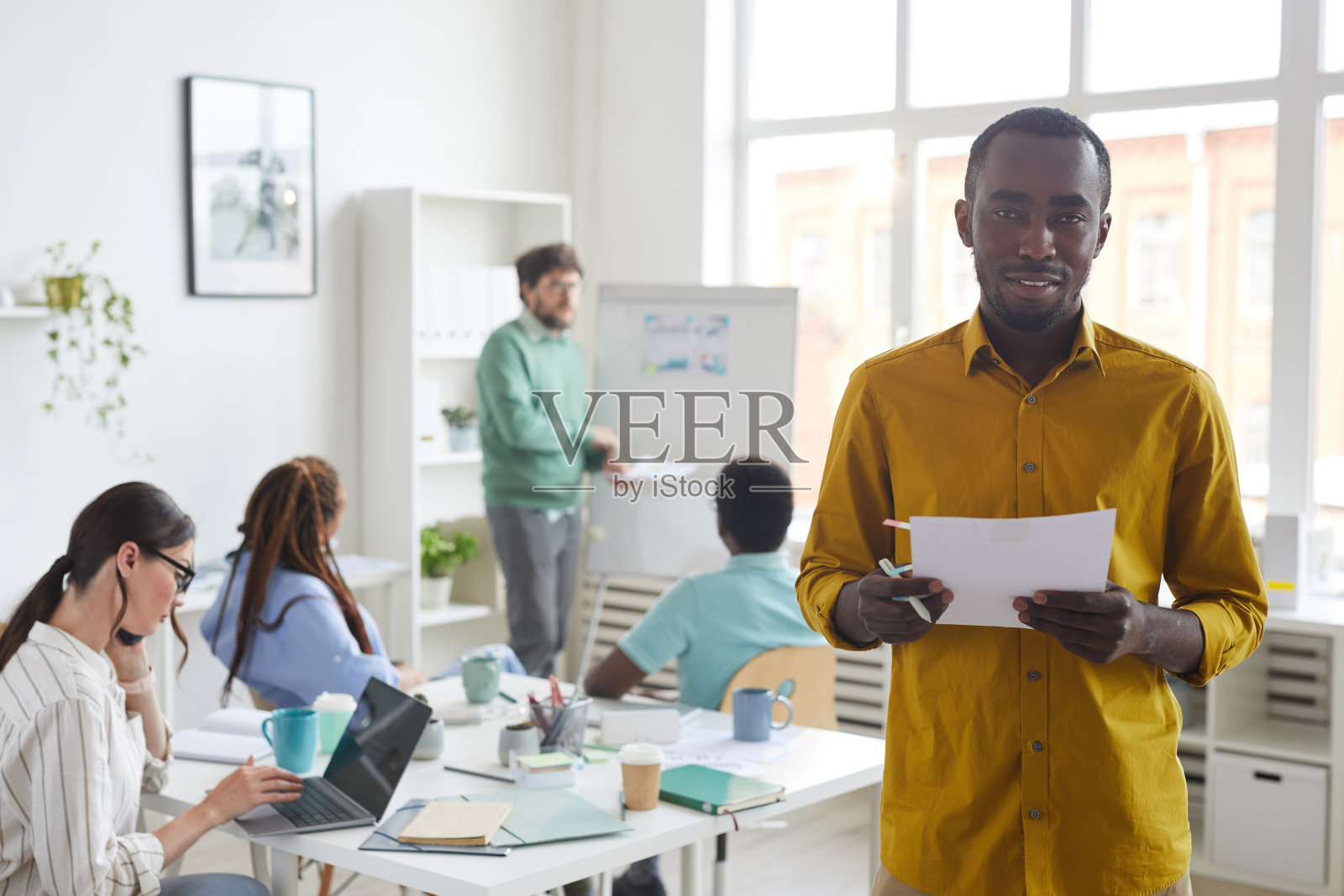 非洲人在办公室对着镜头微笑照片摄影图片