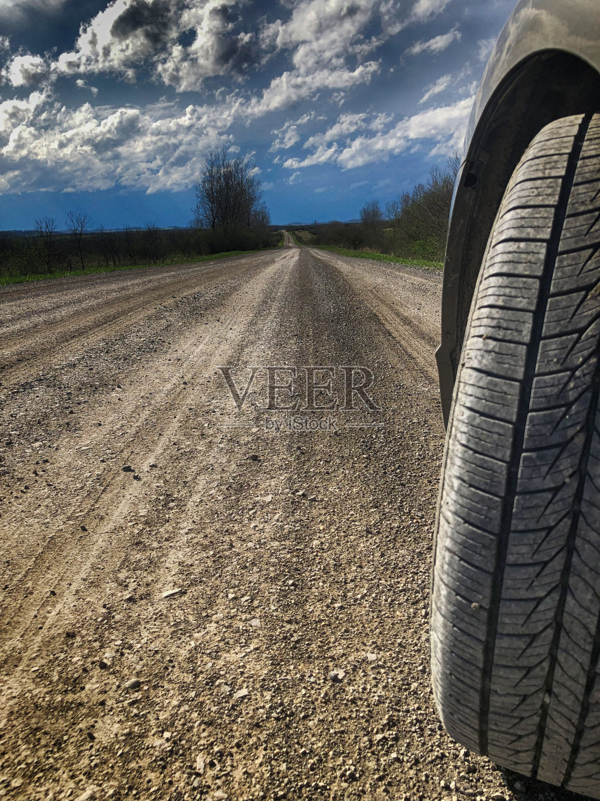 前轮在砾石路上转弯照片摄影图片