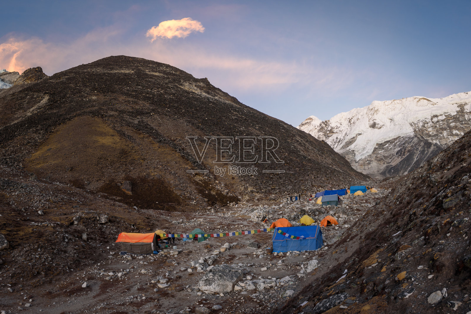 傍晚,岛上山顶基地营地的帐篷照片摄影图片