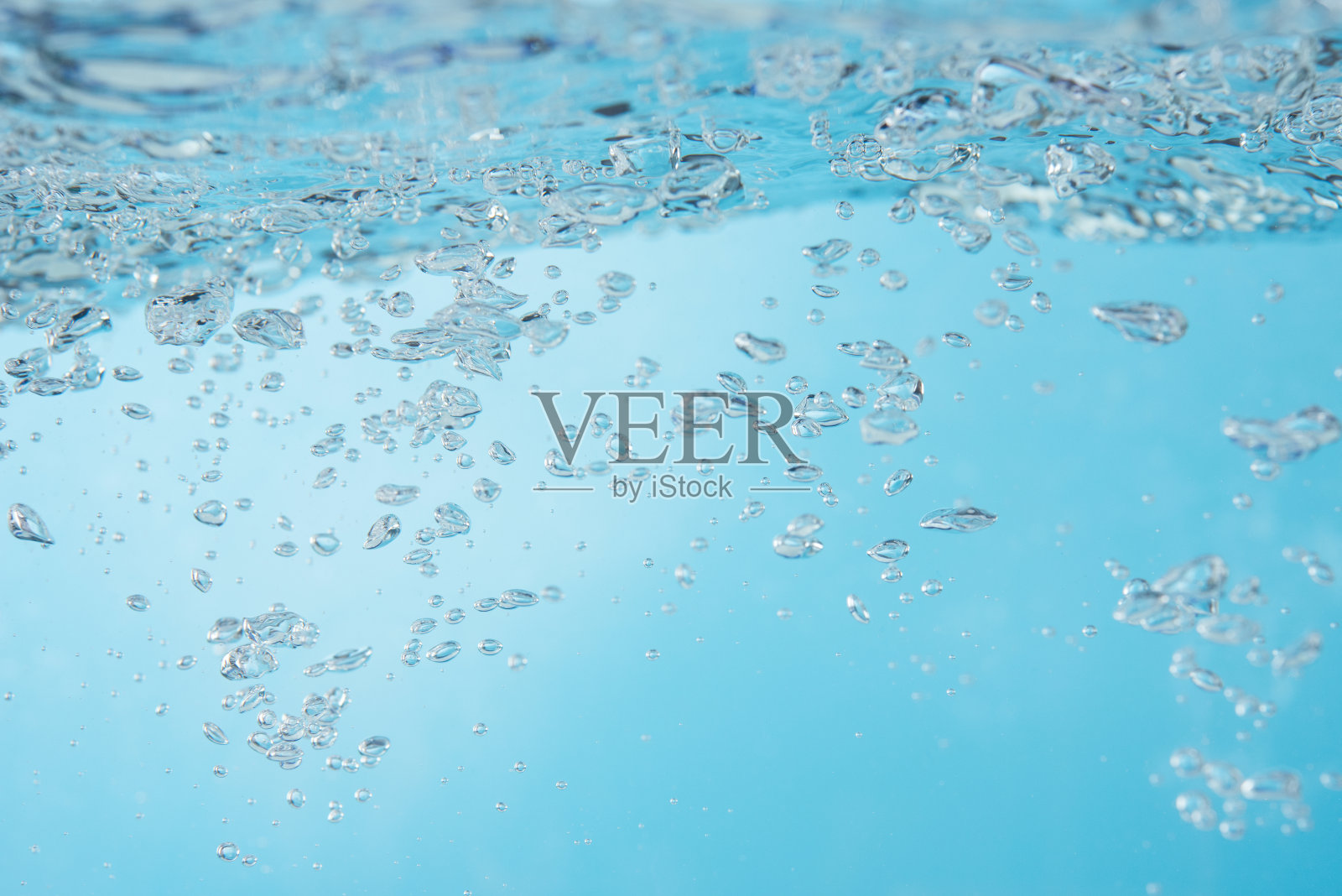 气泡在清水水下清洁饮水背景下的运动照片摄影图片