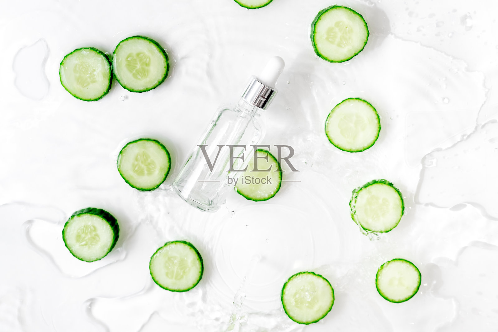 含胶原蛋白和透明质酸的玻璃瓶,水化皮肤。顶层平面查看copyspace。摘要水背景。照片摄影图片