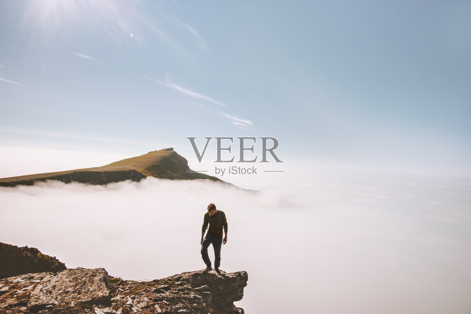 游客在云上探索山主动冒险独自旅行生活方式夏日假期户外照片摄影图片