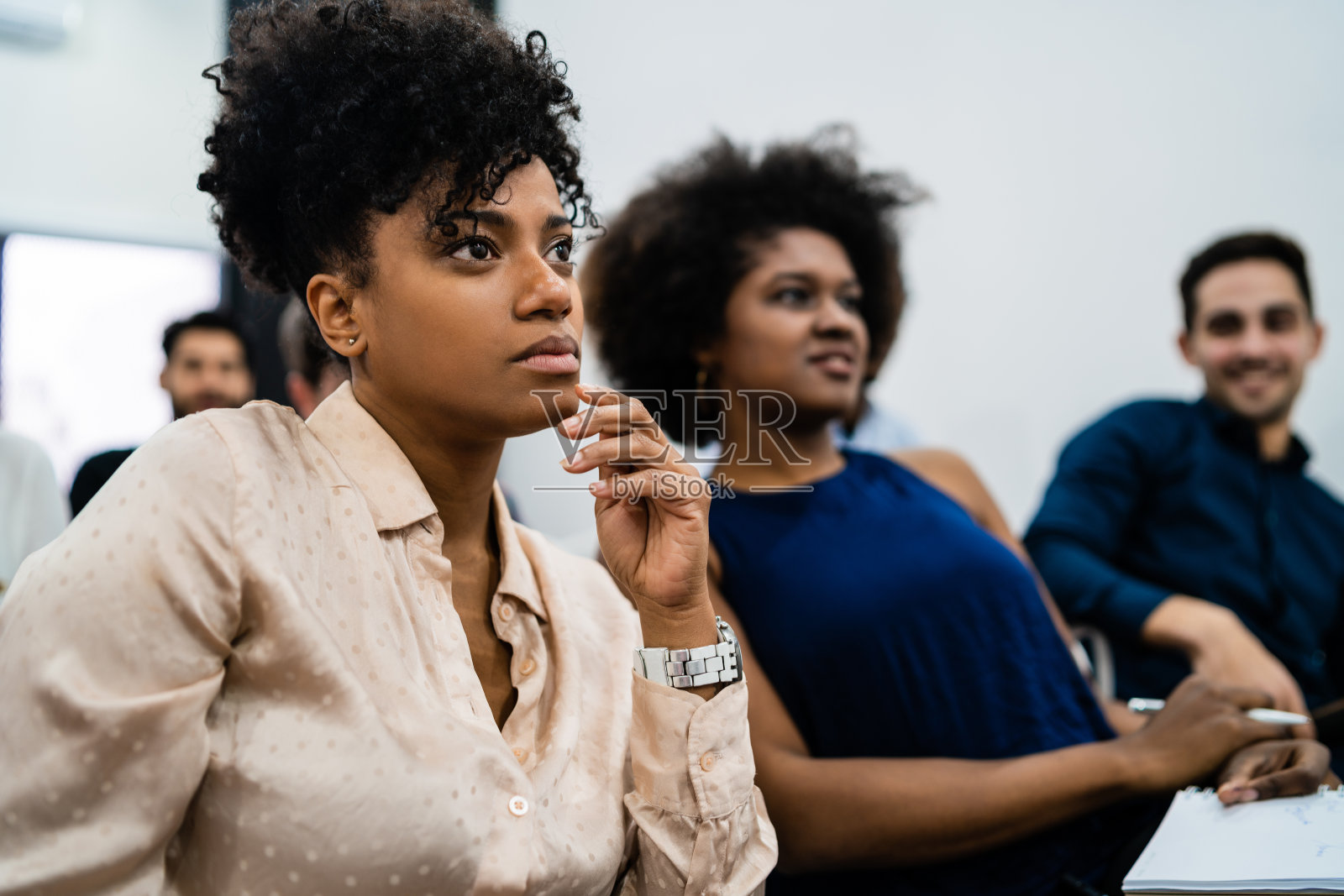 富有创造力的商业人士倾听同事的意见。照片摄影图片