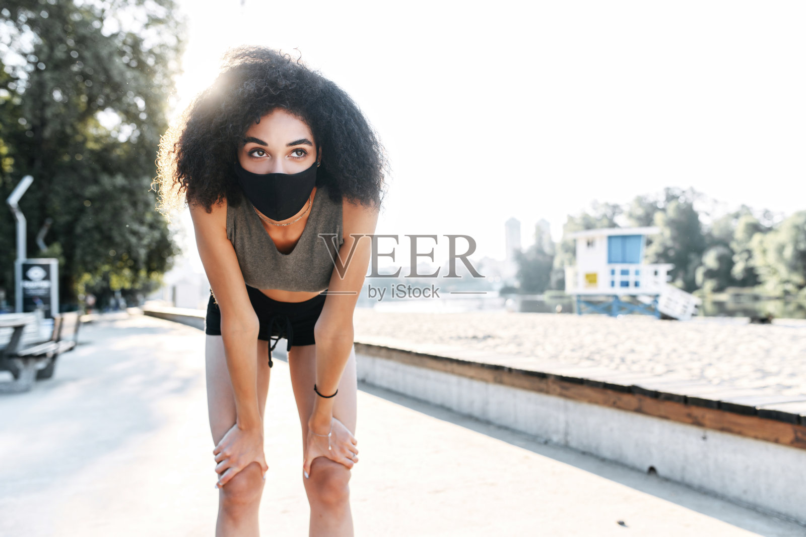 戴面具的非洲裔美国女孩正在户外训练照片摄影图片